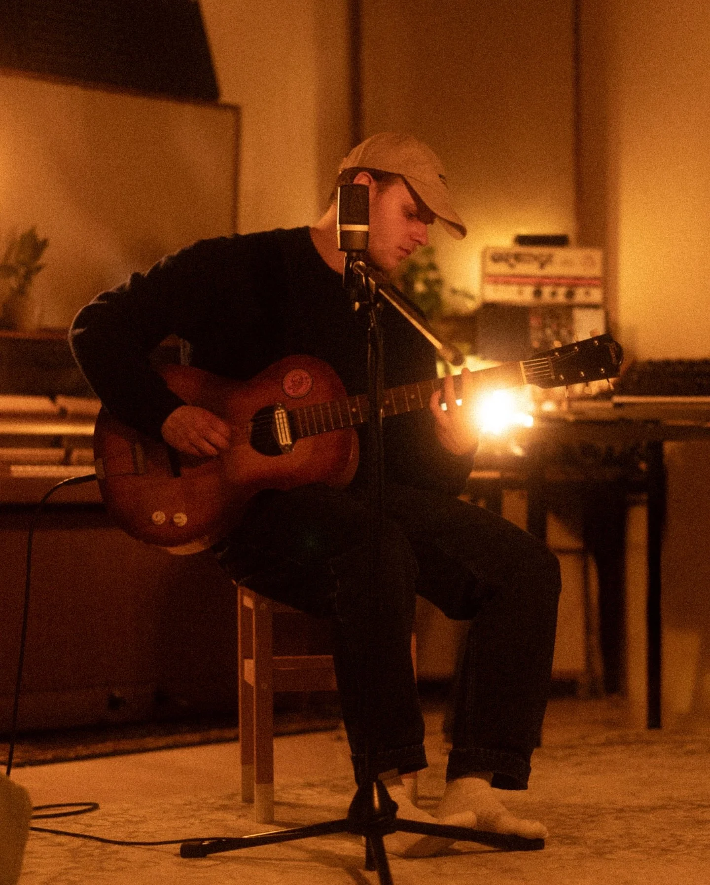 die stripped version von FALSCHER FUNKE is jetzt &uuml;berall online, das ganze video gibts auf yt - lasst mich wissen, wies euch gef&auml;llt !
⠀⠀⠀⠀⠀⠀⠀⠀⠀⠀
herzlichsten dank f&uuml;r den support:
@jonashanselmann (video)
@ludvic_the_producer (master)