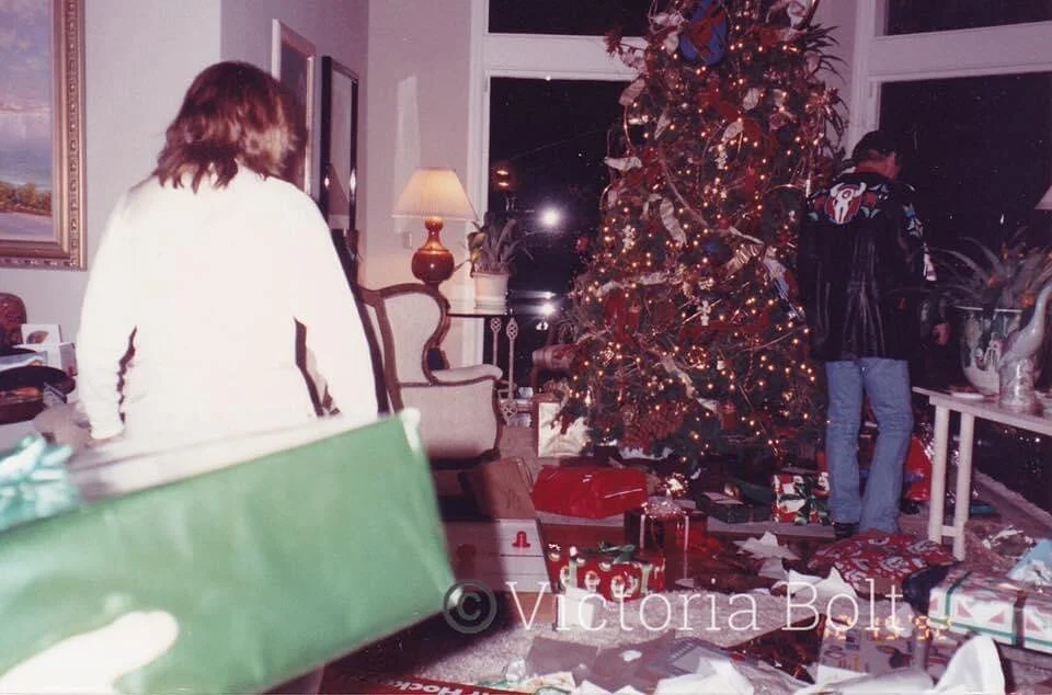 One of my fave pics of me &amp; Burt. 📸❤️ Merry Christmas Eve! 🎄🤩🤠 #christmaseve #1990s #vintagechristmas #burtreynolds #mulhollanddrive #thebandit #smokeyandthebandit #stunts #coolphoto #memories #eveningshade #thelastmoviestar #banditdreamsandb