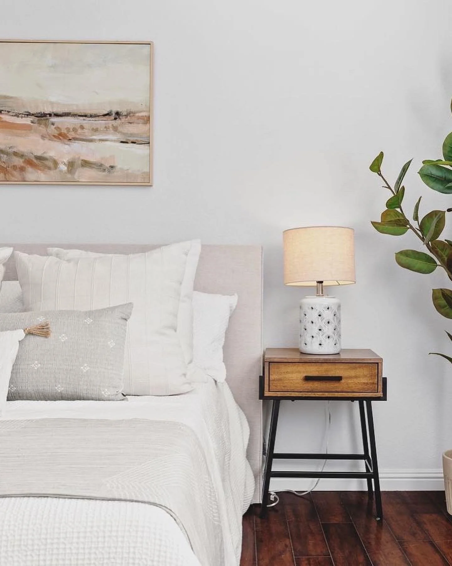 ✨S O L D !! ✨ 
Congratulations to my seller who recently closed escrow on the sale of his condo. It&rsquo;s such a great home in a beautiful location. I hope the new owners love it! 

Listed by @zoeralee 
Staging by @stagedbya 
Photos by @teamsogold