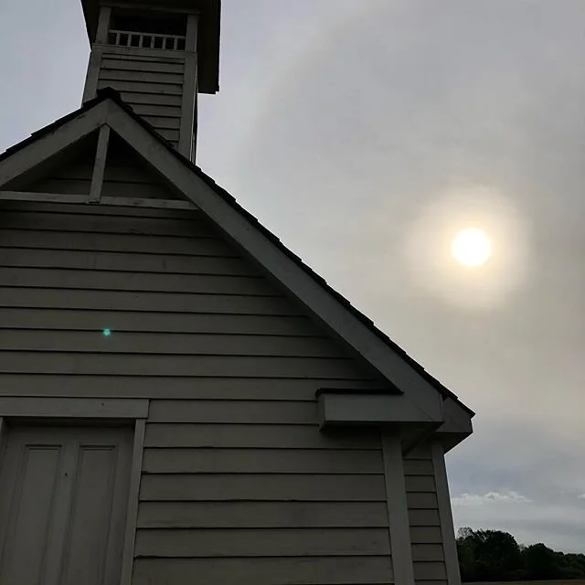 #annewithane #annewithaneseason3 #schoolhouse #beforethefire #summercamp #mikmaq #gilbertsroom #productiondesign #jeanfran&ccedil;oiscampeau #setdecoration #setdec #carpenters #scenic #dressers🥰