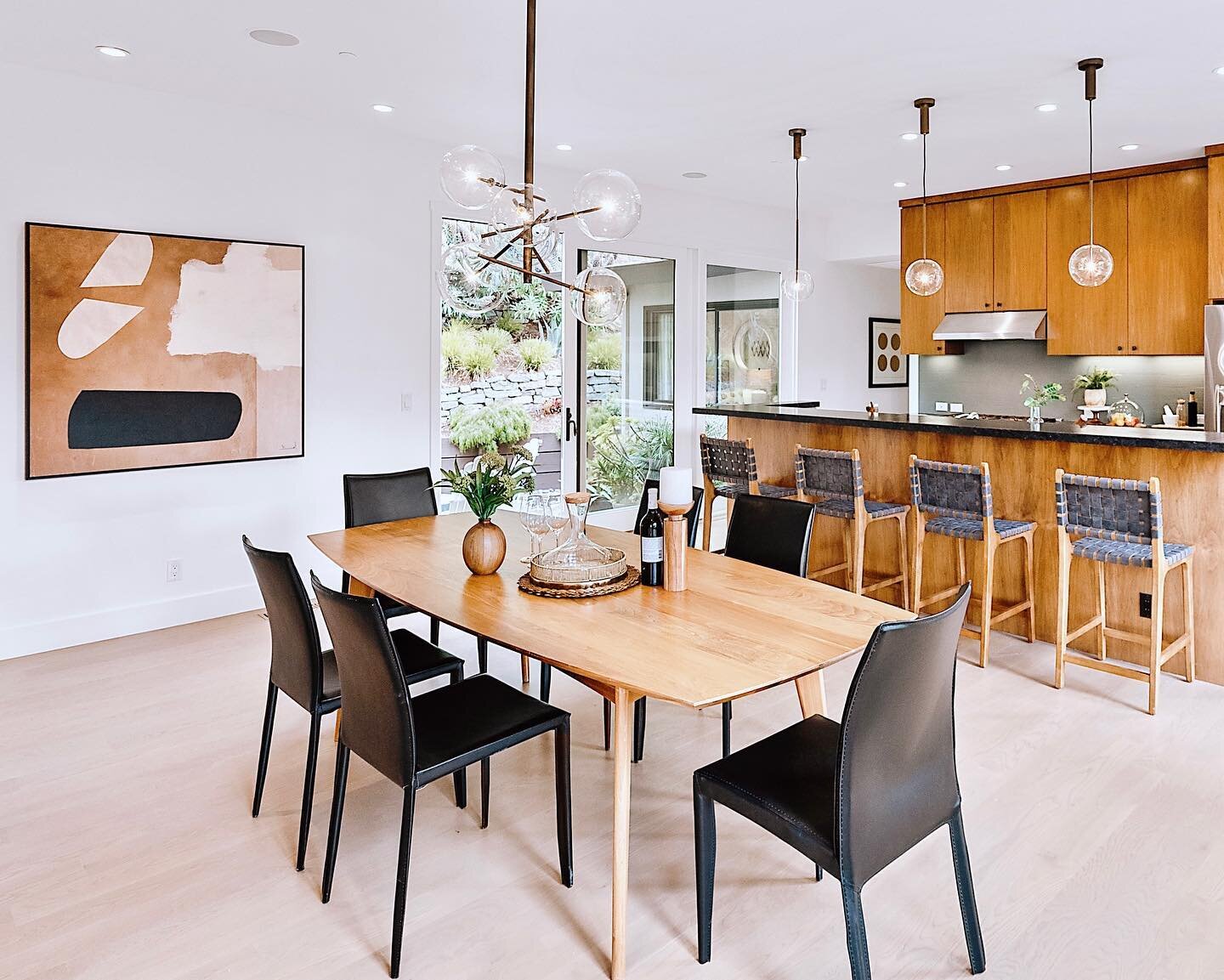 Staged to perfection. The natural elements found in the interior design enhance the home&rsquo;s warm wood tones and stylish fixtures. 

To say we are in love with this listing would be an understatement! 🤩

Mill Valley, California 
4 bed, 3.5 Bath,