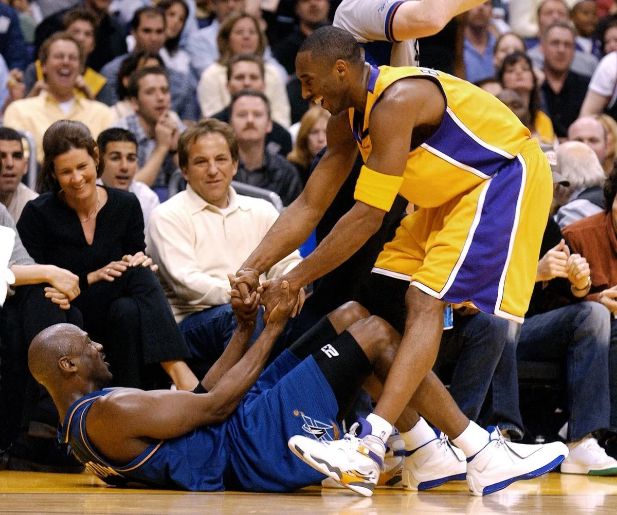 kobe helping jordan.jpeg