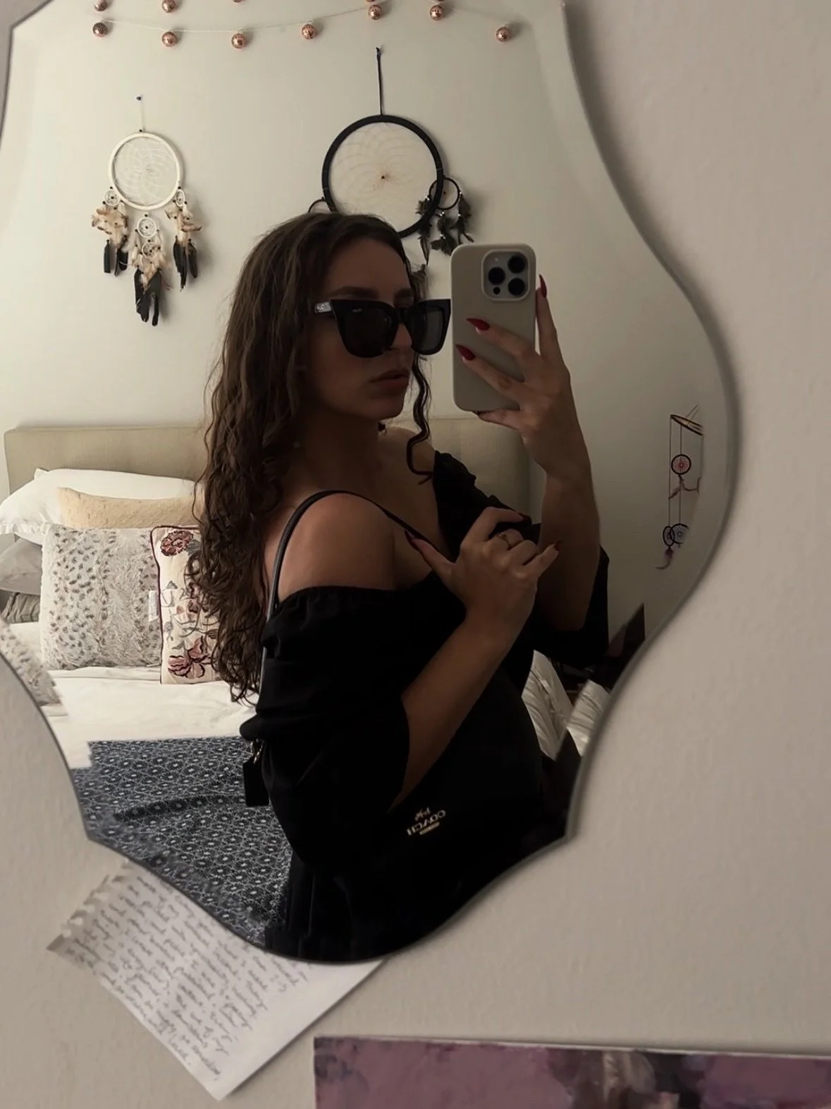 Feeling the season 👻🖤💋 #fallaesthetic 

Did you know that I still have a limited few coasters from other events? Would you like one? 👀

#fashiongram #chicagofashion #darkaesthetics #spooky #pinterest #fashioninspo #artist