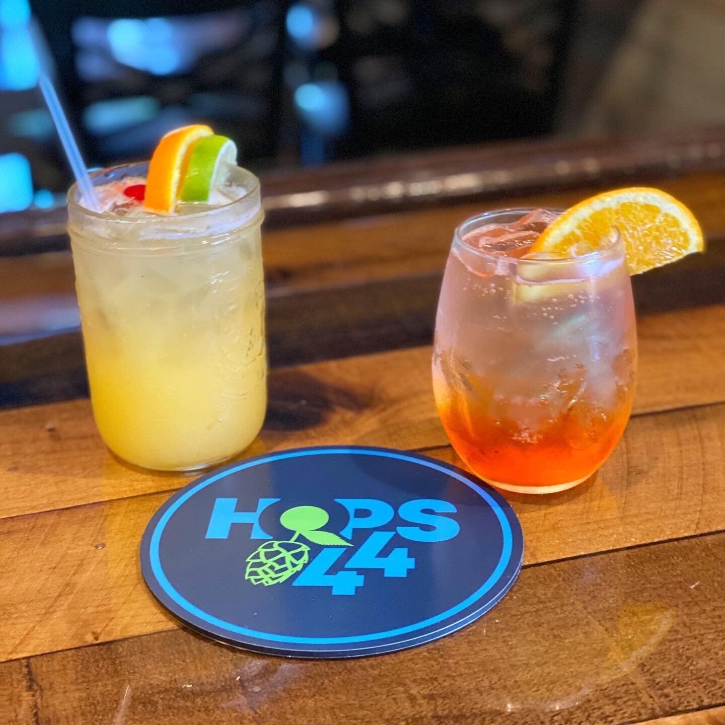 Cheers to being halfway through the week! 
🍹(left): Island Girl
🍹 (right): Aperol Spritz