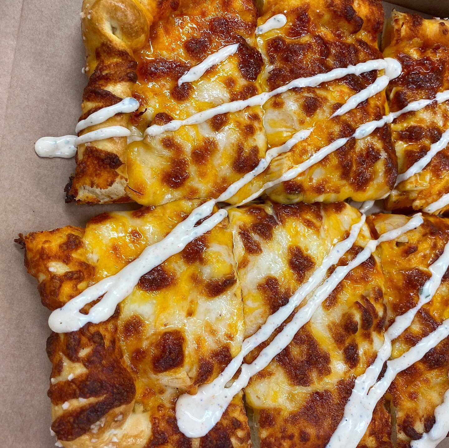 Buffalo Chicken Flatbread, with a drizzle of ranch?😻 Yes, Please!