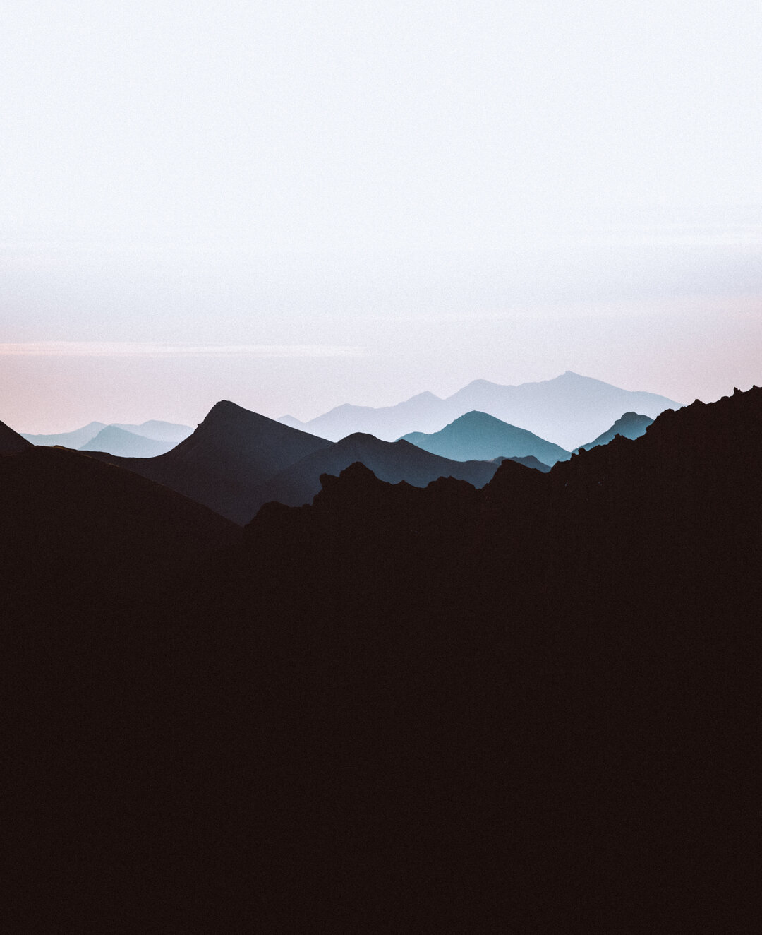 C&rsquo;est un moment magique quand le soleil se l&egrave;ve et laisse tranquillement se d&eacute;couvrir les diverses couches de montagnes &agrave; l&rsquo;horizon. Ce clich&eacute; a &eacute;t&eacute; capt&eacute; en Alberta. Il s&rsquo;agit de l&r