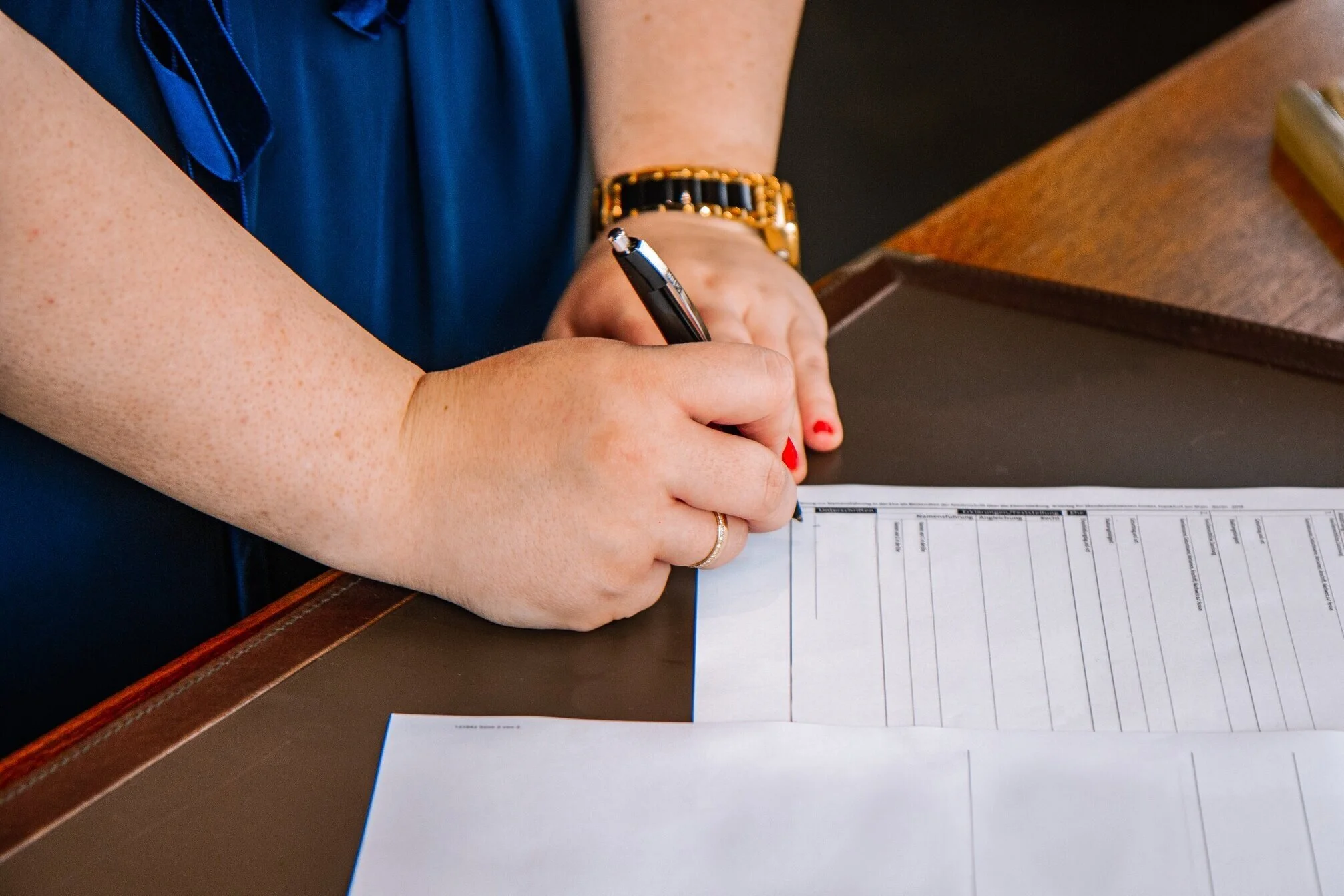 Девушка подписывает книгу. Деловая переписка фото для презентации. Договор обои. Подписал указ. Поручаю картинка.