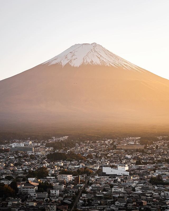 sunset at mount fuji.
.
watching the sun disappear next to the mount fuji was a huge dream of mine. i look forward to more travel experiences where I can fulfill my travel dreams.
.
do you have a travel dream destination? .
.
. ⁣
.⁣
.⁣
.⁣
.⁣
.⁣
#mtfu