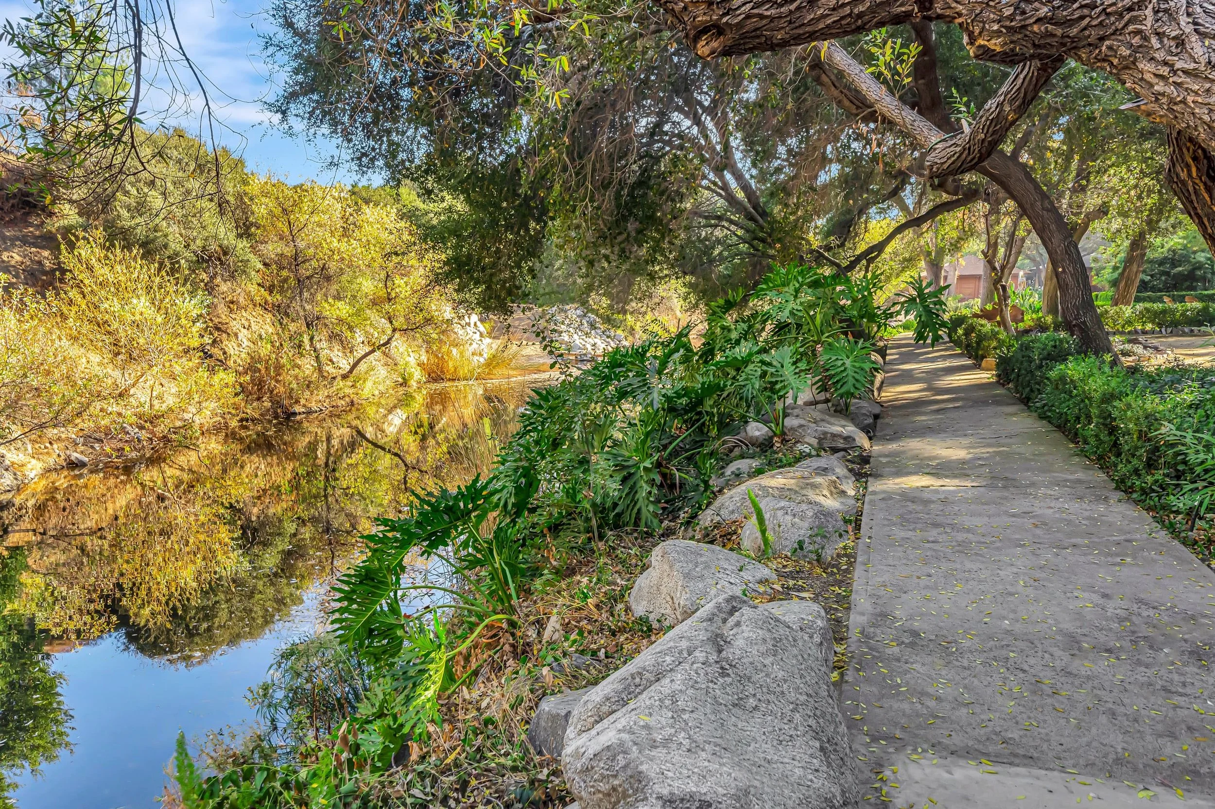 Agoura Hills group lodging cabins with river view