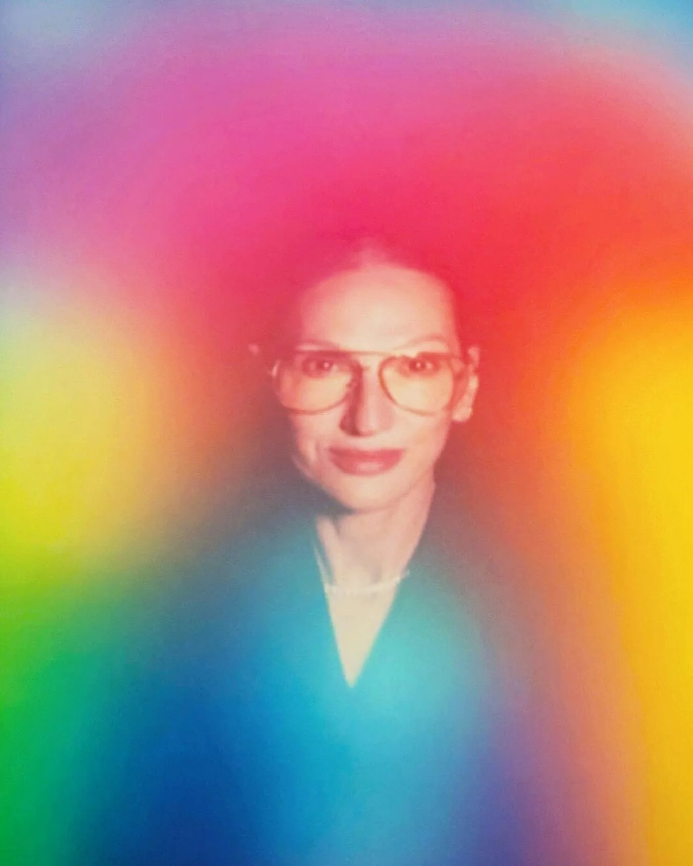 ✨ We finally caught the rainbow aura everyone&rsquo;s been asking about &mdash; @jennalyonsnyc herself 🌈💅 Captured at the @esteelauder event in NYC, this aura radiates creativity, confidence, and just the right amount of chaos (in the best way). Co