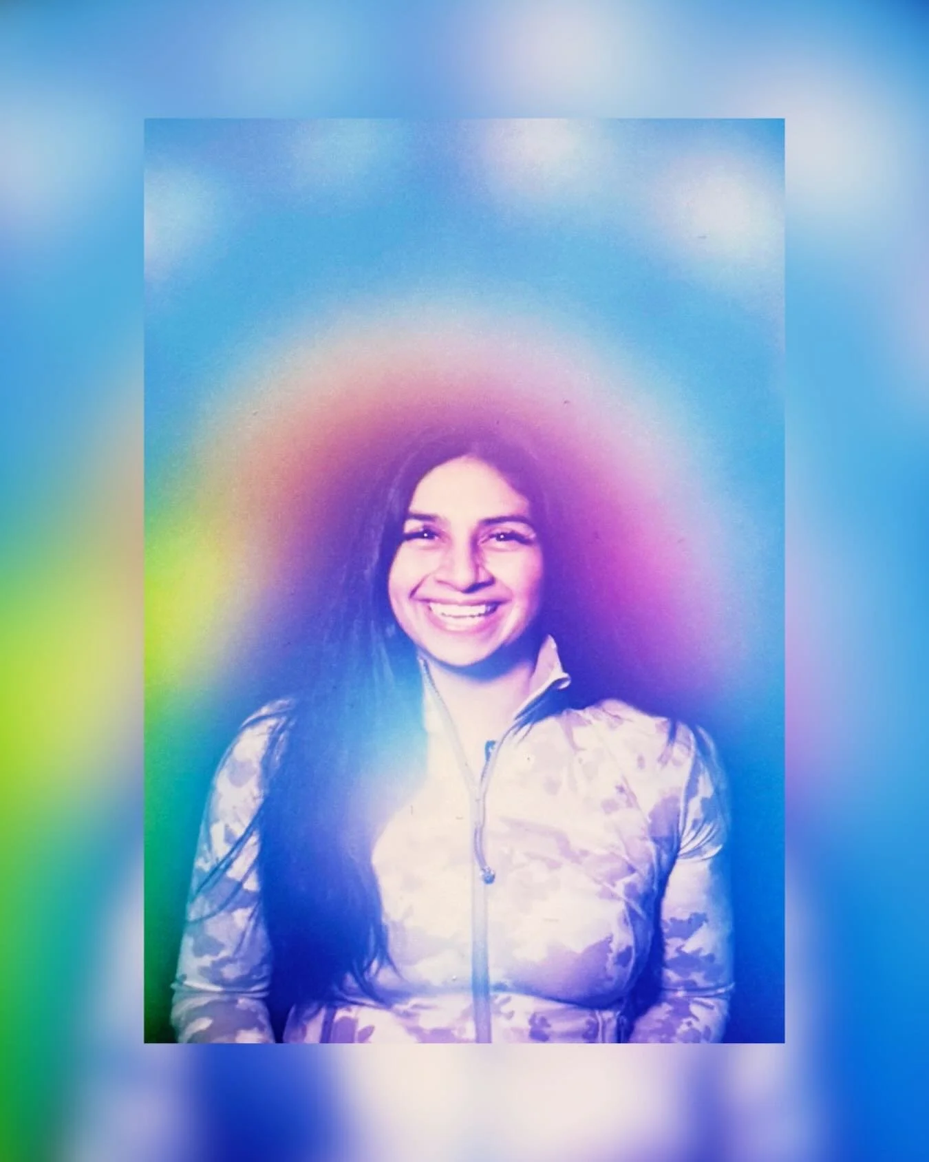 Your aura is your energy field, constantly shifting and reflecting what&rsquo;s happening within you. In this moment we&rsquo;re seeing peaceful blues, loving pinks, and a gentle glow that feels warm and open. ✨ Aura photography is such a beautiful r