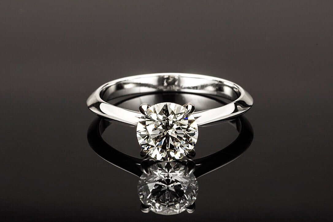 Timeless round brilliant diamond platinum knife-edge shank