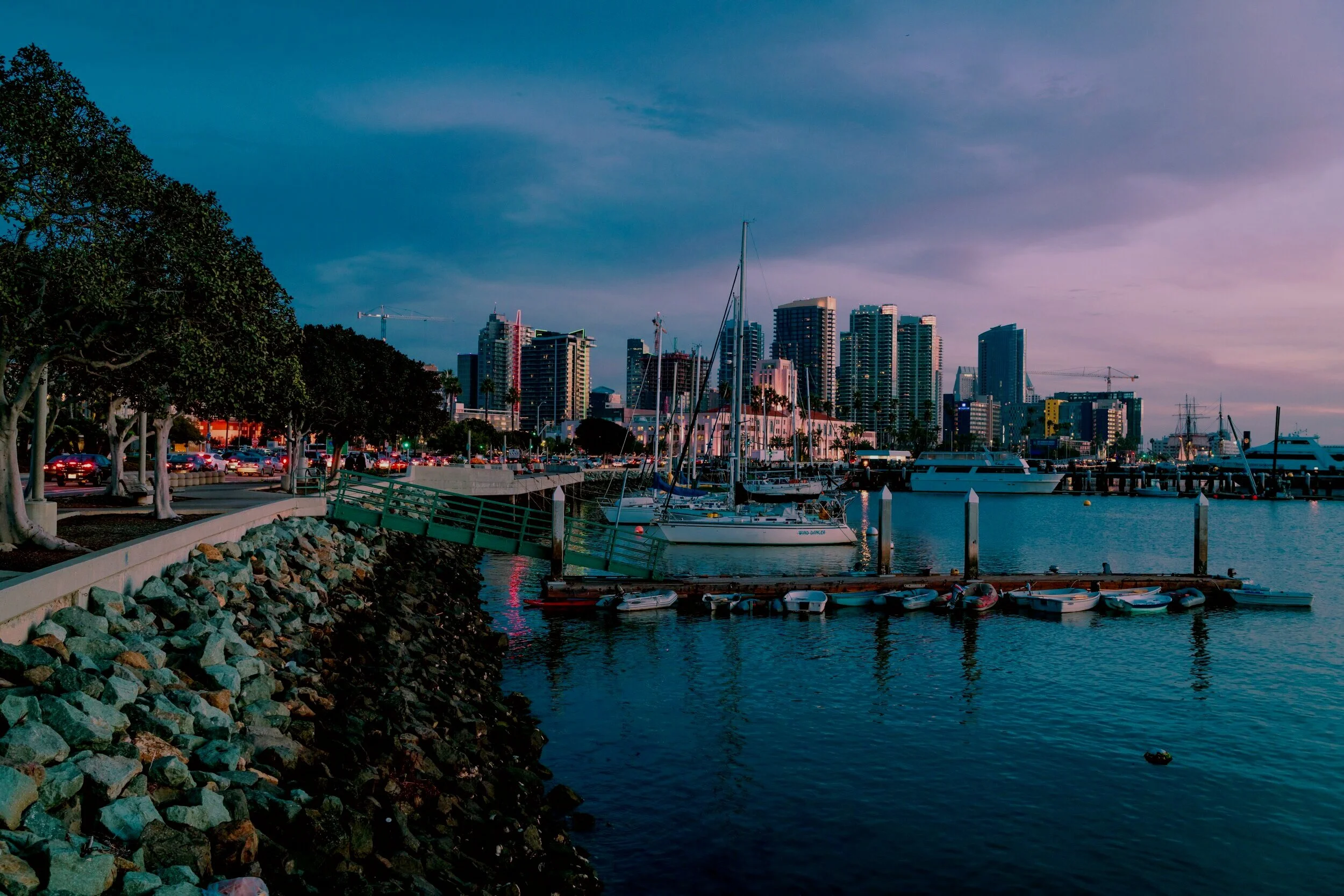 marina-during-golden-hour-2157685.jpg