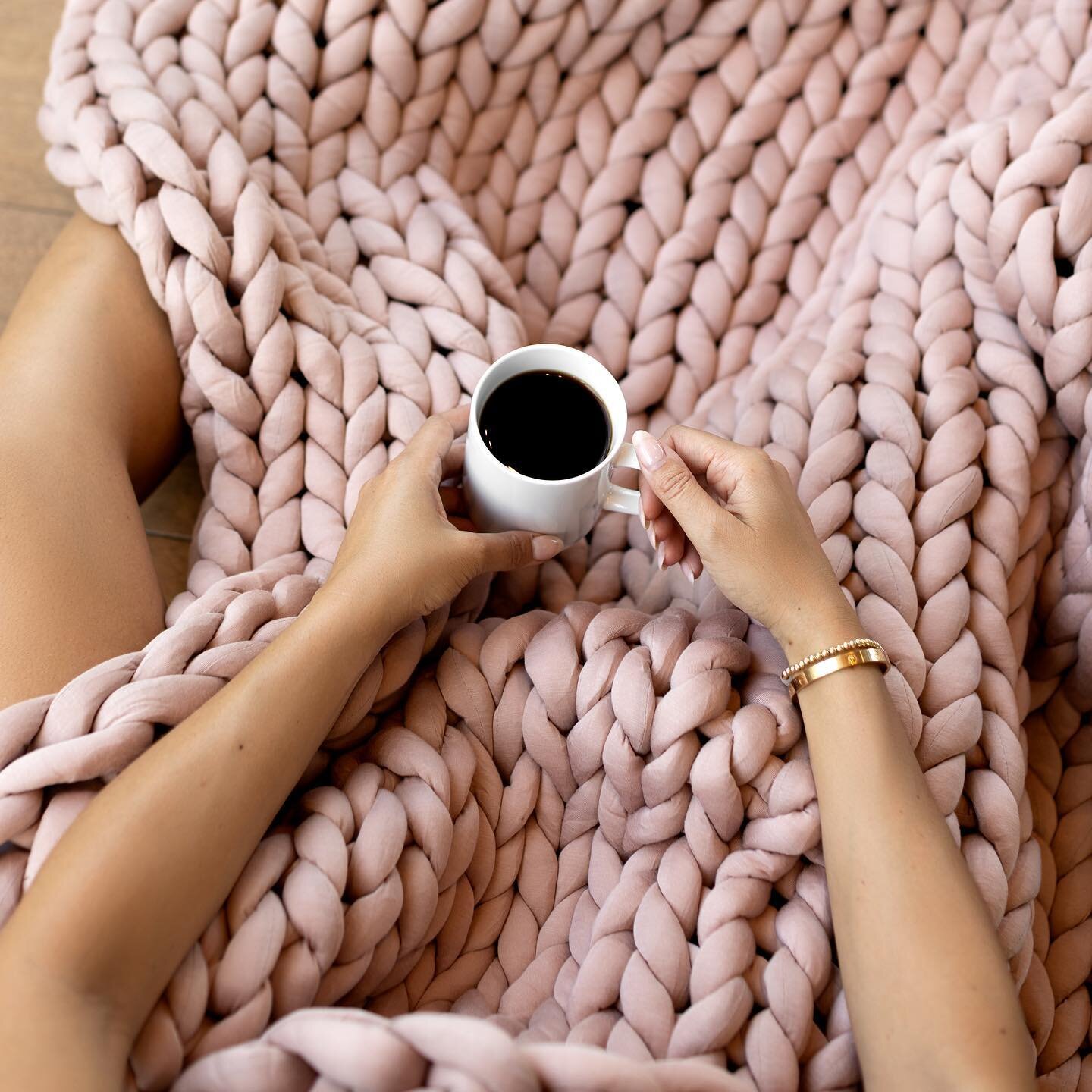 All cozied up this Cyber Monday ☁️ shot for @gravityblankets chunky knit blankets (which are so amazing btw and you need one asap!!!)

In honor of Cyber Monday, here are some of my favorite ✨cozy✨ brands along with their deals today only!

Gravity Bl