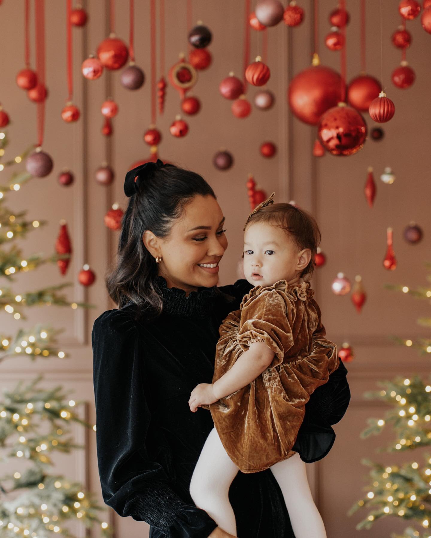Hope everyone had an amazing Christmas! 🎄🤍❄️ 

Finally sharing some one of my family sessions from the @l_vstudios holiday setup this year! Might make it a tradition now to shoot family photos here every year since I&rsquo;ve done it the past three