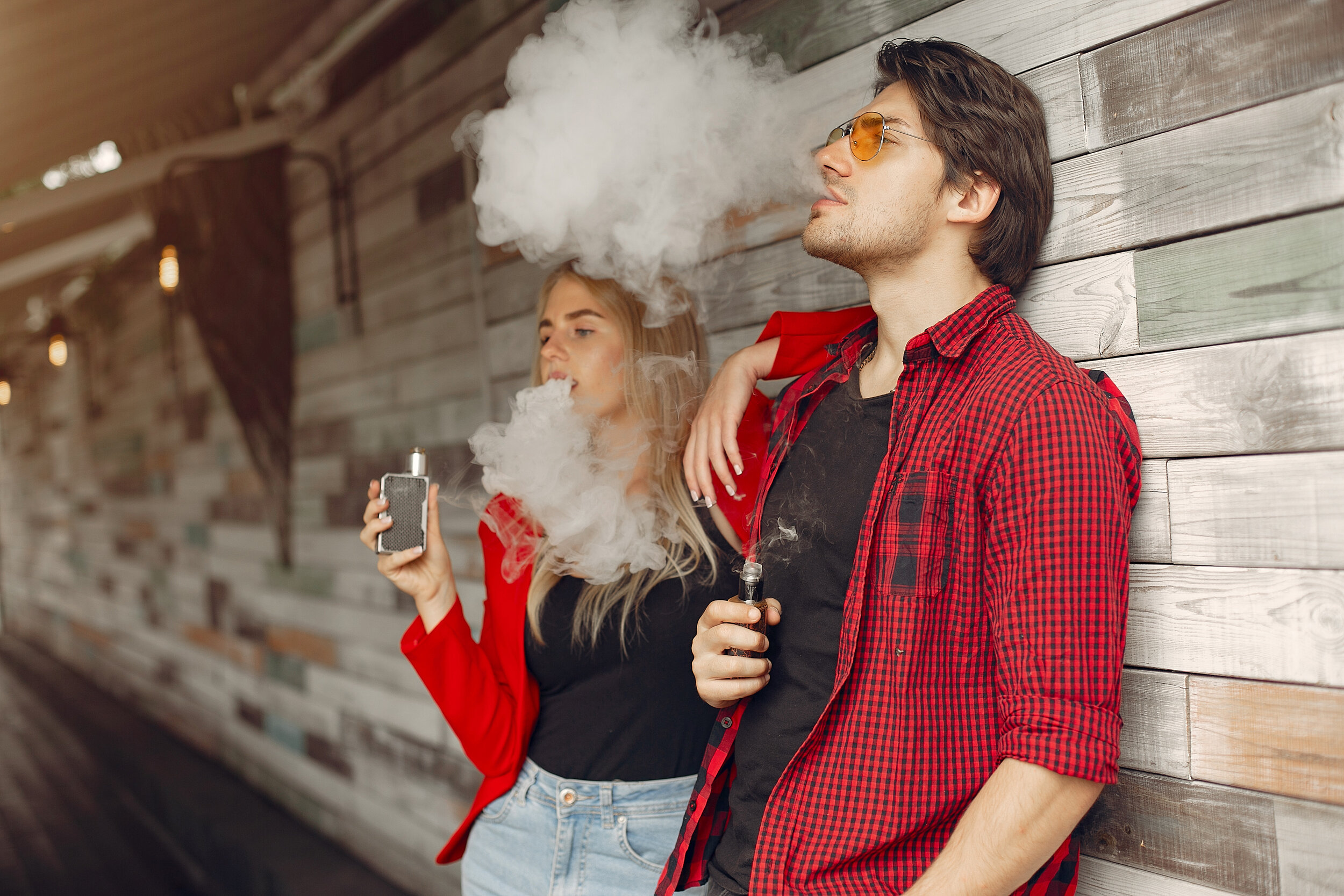 stylish-young-couple-with-vape-in-a-city-TV2WMP9.jpg