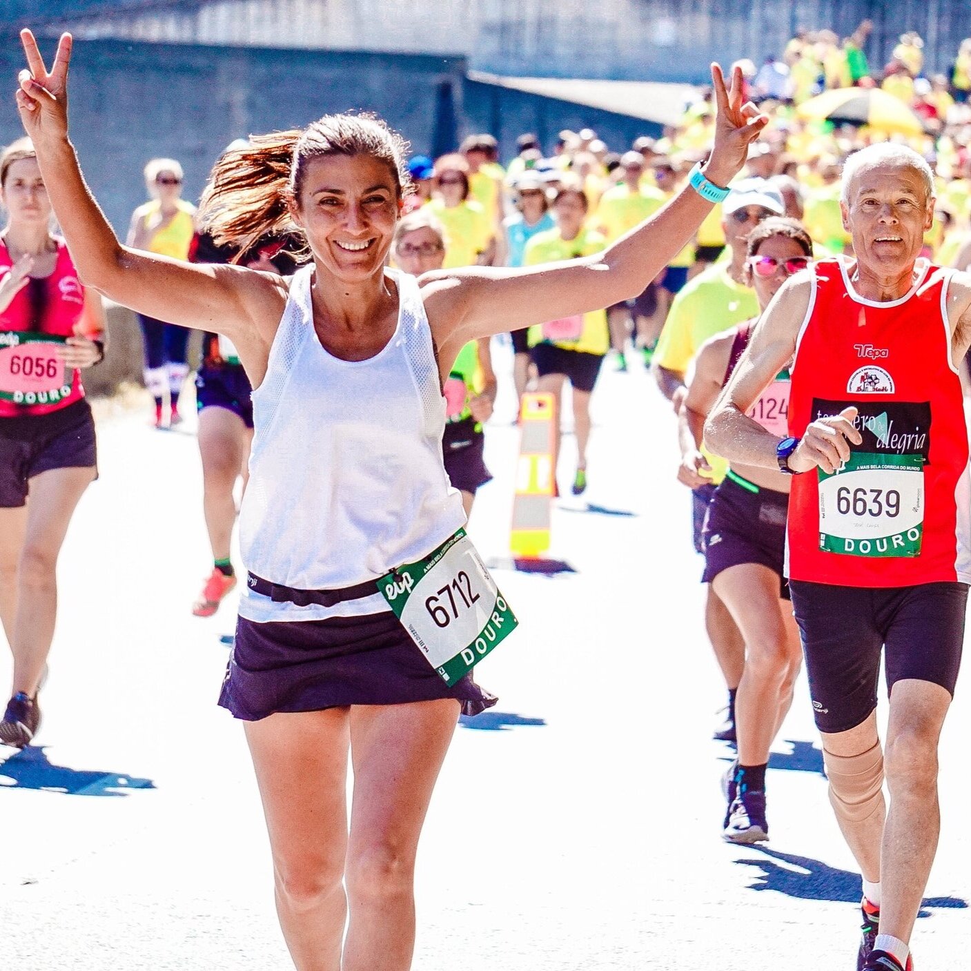 female-and-male-runners-on-a-marathon-2402777.jpg