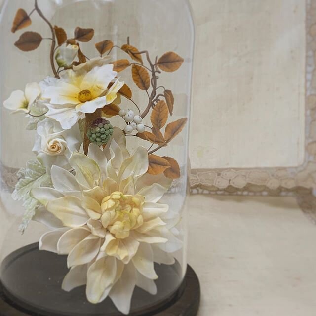Sugar flowers last forever, have them mounted into a dome as a lasting memory of your happy day. .
.
.
.
.
.
.
#sugarflowerart #glassdomes #flowerarrangement