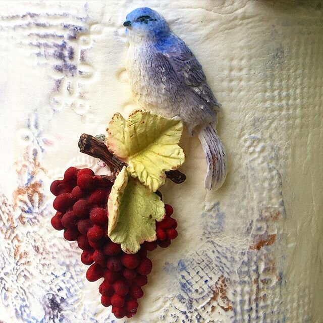 Up close details of hand painted molds and textured background .
.
.
.
#cakeart #attentiontodetail #bluebird