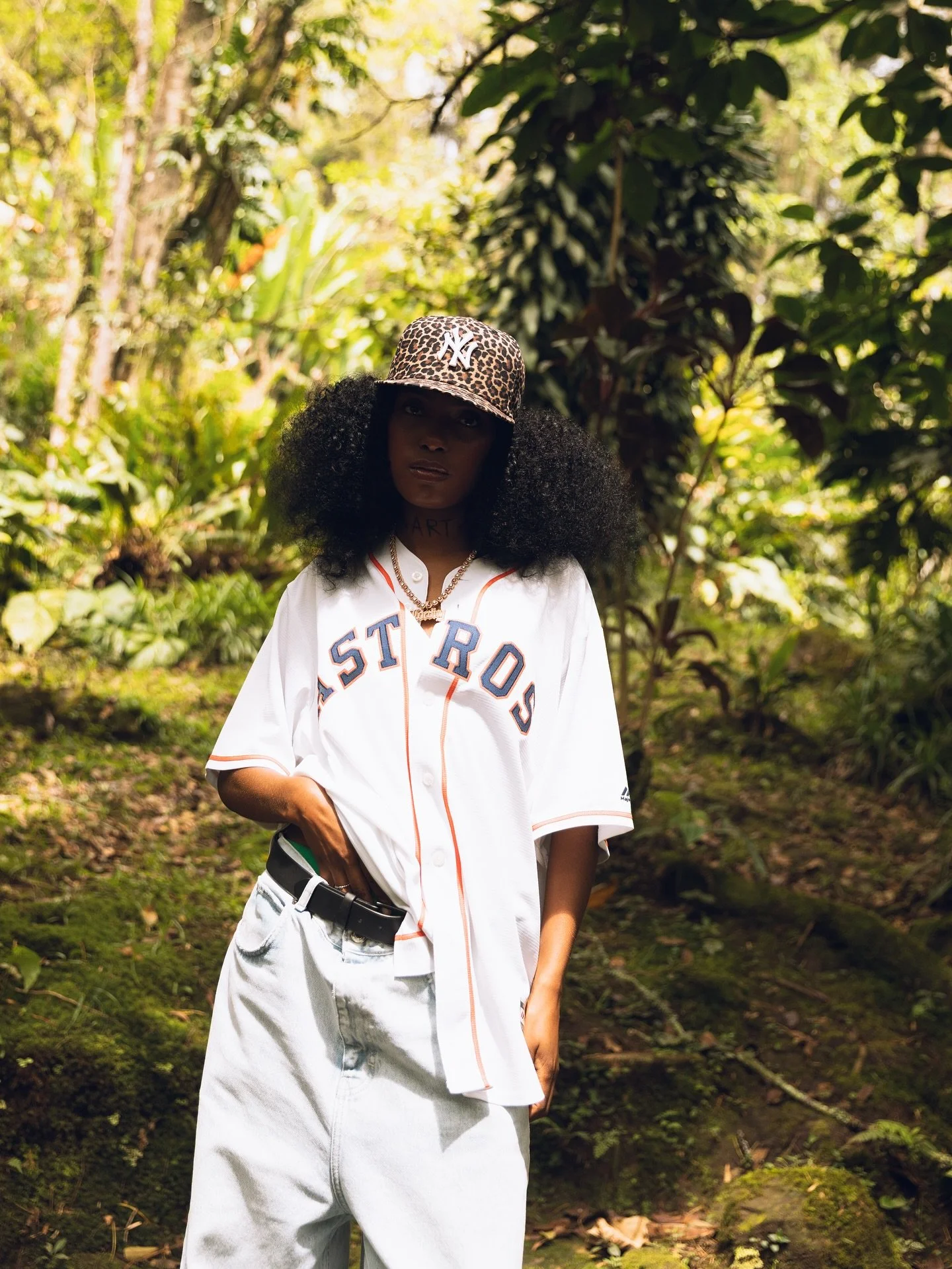 flicks de @lorenarobledo.mod y @angievccccccc para el videoclip &ldquo;all&aacute; en cali&rdquo; de @lorduy_ donde hice foto fija ✨
hair &amp; makeup: @byashes 
styling: @saramolinar1