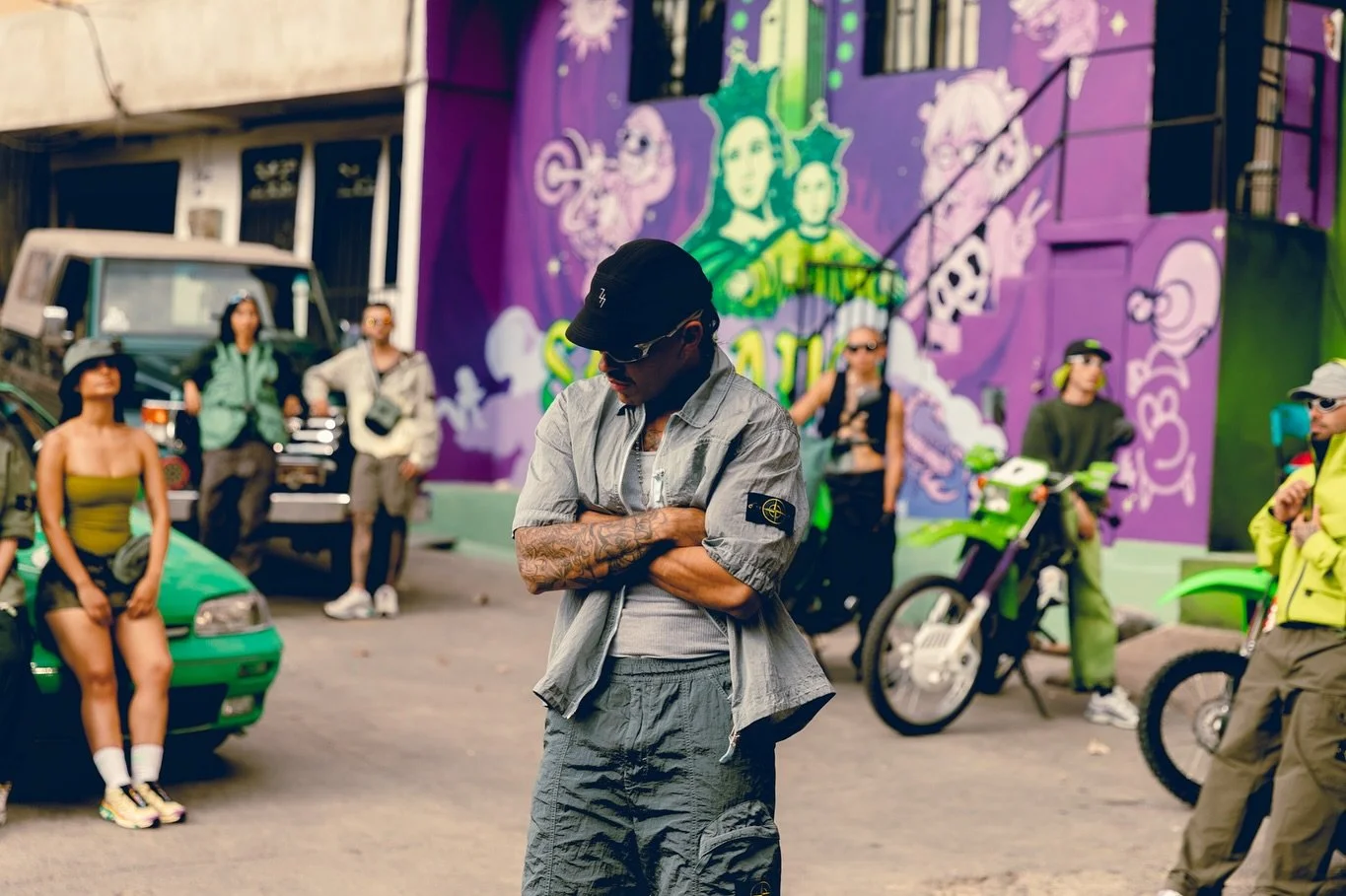 asist&iacute; arte para mi amiga y maestra @lauraahenaao en este s&uacute;per proyecto donde mi gran amigo del ama @diegoptino hizo la direcci&oacute;n 🫶🏼 
mientras camellaba, hice unas foticos 💫🤸🏻&zwj;♀️
gracias a absolutamente todos los que es