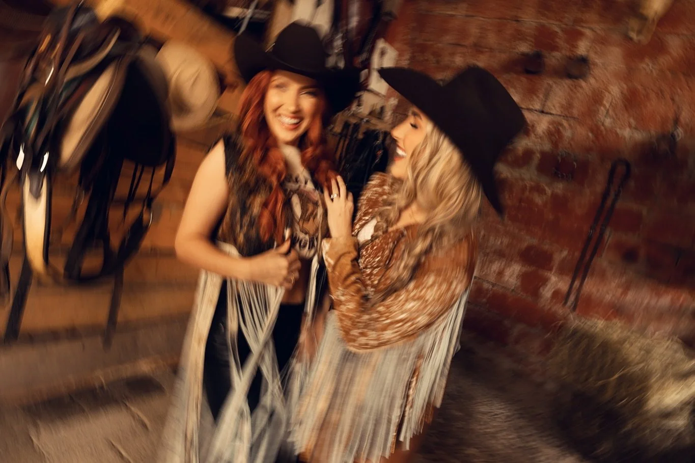 cowgirl mode on con mis bbs @lasposadaoficial @dianaposadamusic @lauposadaoficial ❤️&zwj;🔥✨🏇🏻🧲 
gracias infi a @rgabriela__213 @codiscos  x la confi un honor siempre 🫦💫