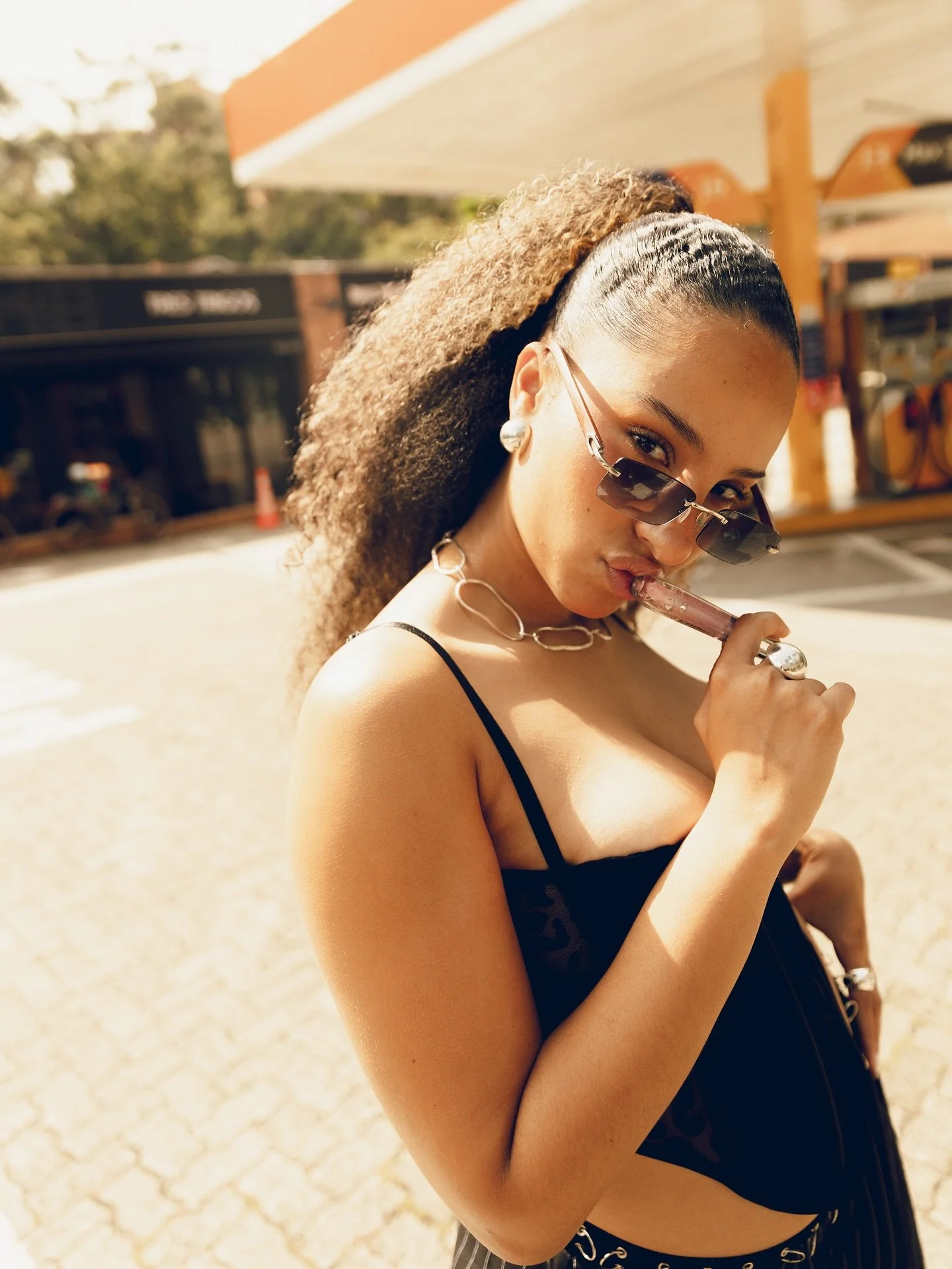 @labloomclothing d&aacute;ndonos los poderes con @nickyticki 
prod: @sarapelaezgomez @ellaesalejita 
joyas hermosas perfectas: @versil.silver 
always team @canon.colombia 
✨💫⭐️