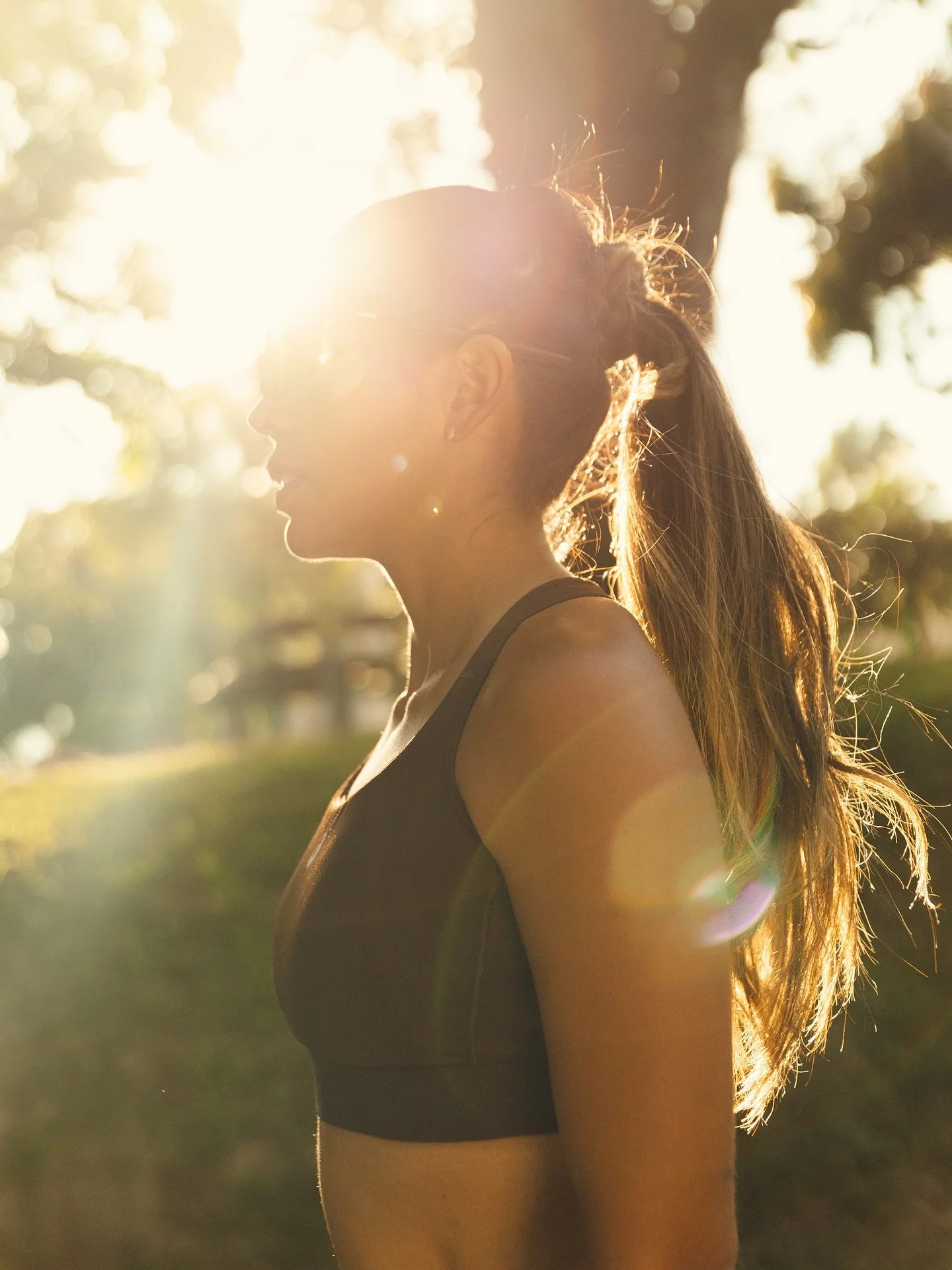 d&iacute;as dorados y m&aacute;gicos con @asics_colombia y @doc_runner_ 

dir: @davidlievanop 
prod: @pablomejia2810 
dop: @cam.borras 
ag: @laburuagencia 
foto fija: tu fot&oacute;grafa de confianza ✨🫦💘
hair &amp; makeup &amp;styling: majo akli
ha
