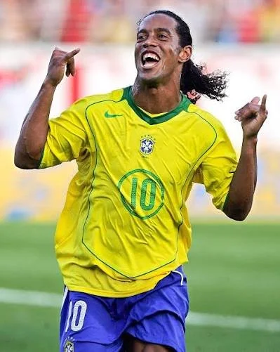 Ronaldinho Brazil Seleção smiling yellow Brazil shirt, teeth, joy