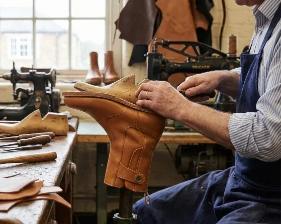trickers-shoe-factory-northampton-craftsman-lasting-boot.webp