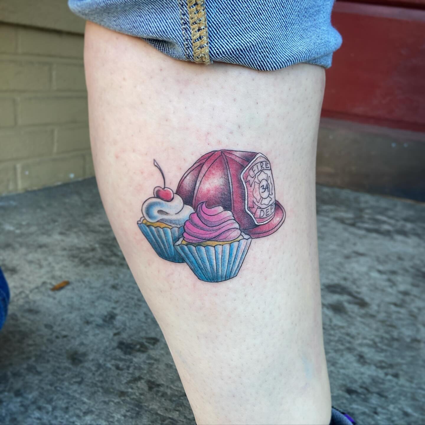 Good enough to eat 🧁 by @averyblacktattoo 
.
.
.
#cupcake #cupcaketattoo #cutetattoo #foodtattoo #colortattoo #cttattoo #cttattooshop