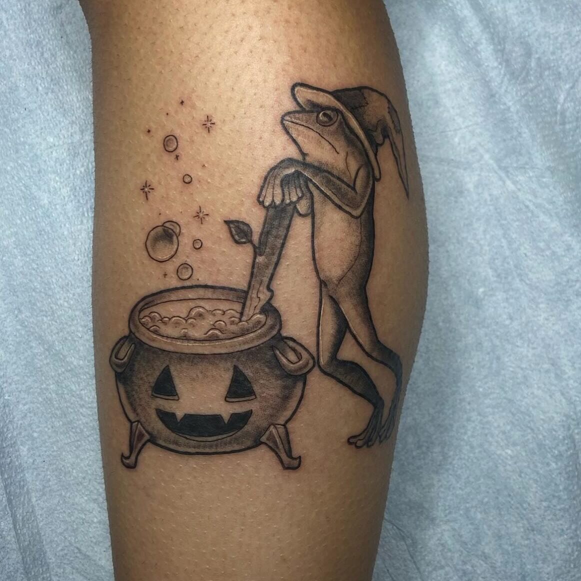Can&rsquo;t text, I&rsquo;m too busy stirring my potion 🫧 @averyblacktattoo 
.
.
.
#frog #frogtattoo #spookyseason #cauldron #jackolantern #witchytattoos #spooky #spookytattoo #blackandgreytattoo #cttattoo #cttattooartist