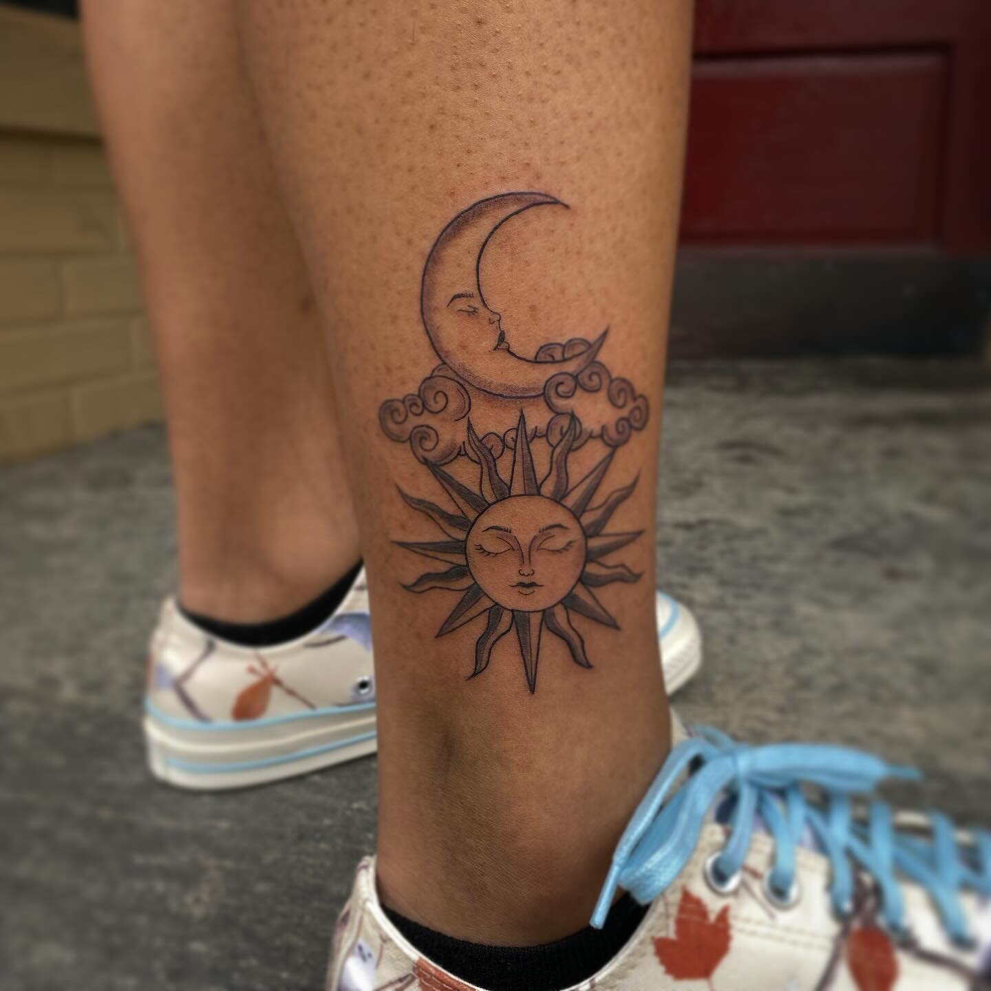 Dainty sun and moon by @lilmayhemtattoo 🌙 
.
.
.

#blackandgreytattoo #blackandgrey #daintytattoo #femininetattoo #finelinetattoo #prettytattoo #sunandmoon #sunandmoontattoo #cttattoo #cttattooartist