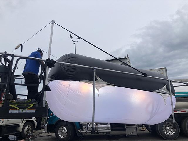 Air filled Hybrid Tube with 2x 575W HMI and 2x 2.5KW Tungsten Bulbs. #balloonlighting on this #tvseries tonight. .
.
.
#season2 #ambient #light #balloonlight #bcfilm #leveluplighting #spacelighting #vancouverfilm #iatse #setlife #onset #cinematograph