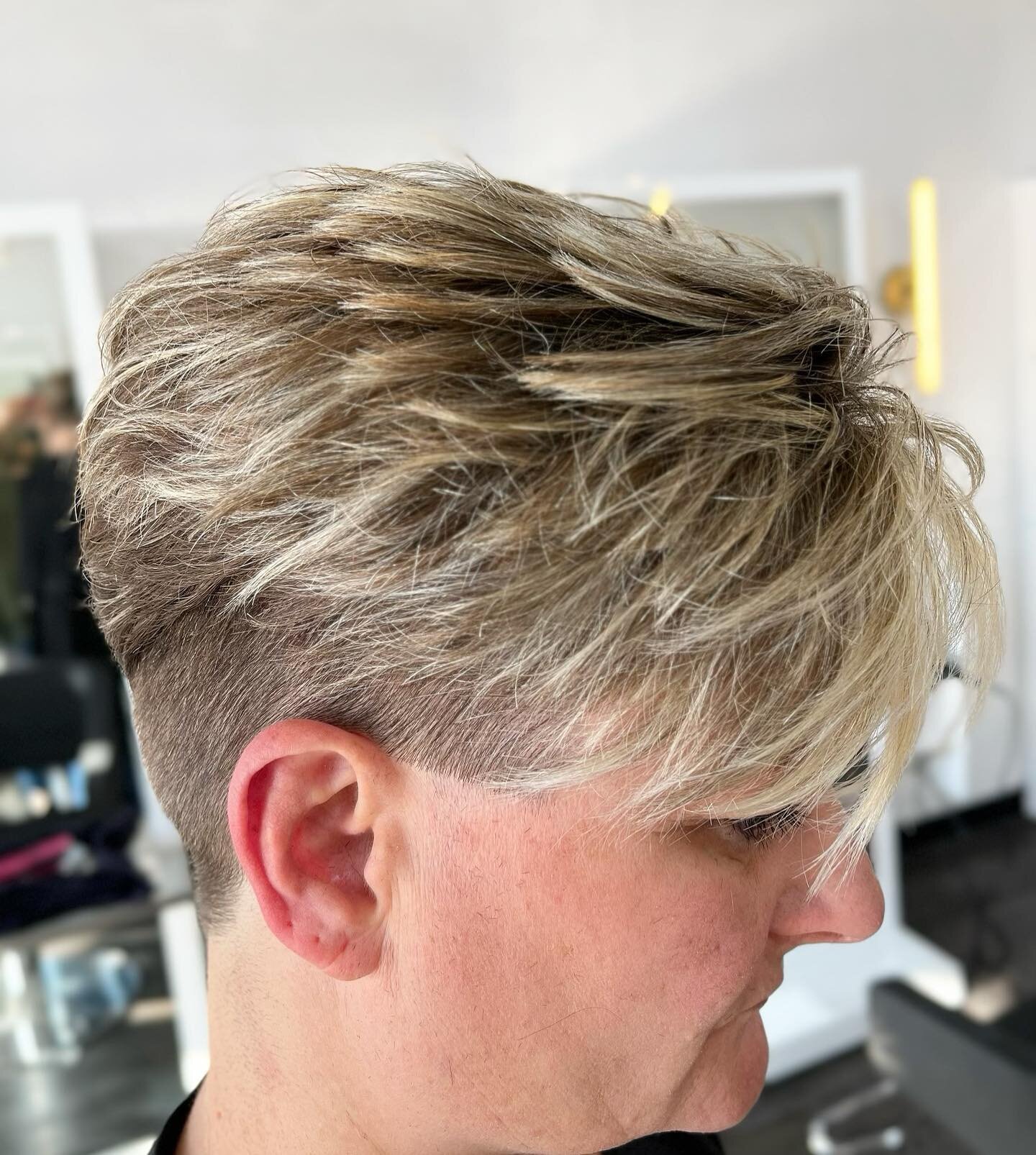 Chunky Highlights and Asymmetrical haircut on my new client. *MARILYN* @hairbyandreaaaaa #oligoblacklight#shorthaircuts#goldwellapprovedus#topchic#colorance#hairdressermagic#moneypiece#asymmetricalhair#lihairstyl ist#creativehairstyles