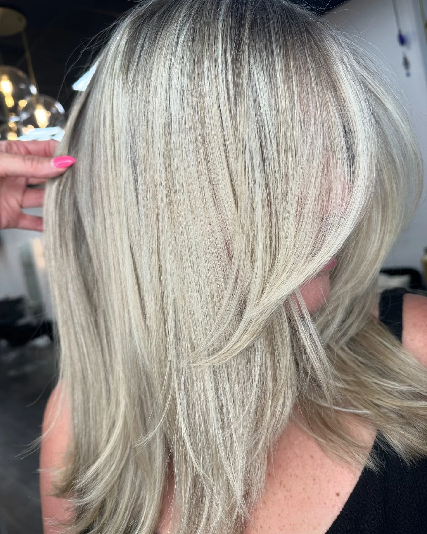 ✨A N N ✨ we lost sunlight for these pics so the ring light will have to do&hellip; but man it doesn&rsquo;t do this color justice 😍 beautiful bright blonde for this beauty #HairByAmanduhh @havensalonny &bull;⠀
⠀
&bull;⠀
⠀
&bull;⠀
⠀
&bull;⠀
⠀
&bull;
