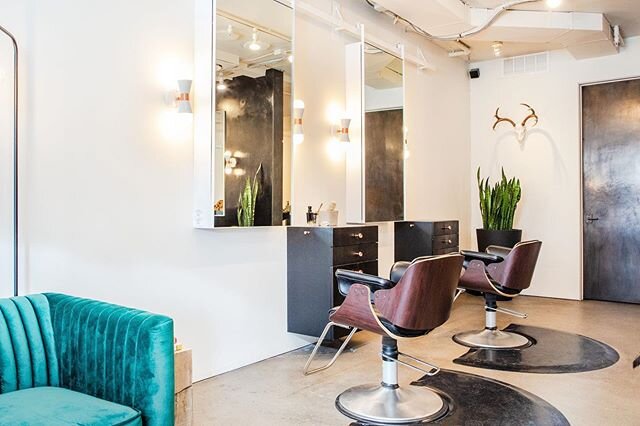 This could be YOUR station. How can you resist working in such a beautiful space with heads of hair to play with all day long?! 📷: @tessa.sheehan.photography #nowhiring #salonhiring