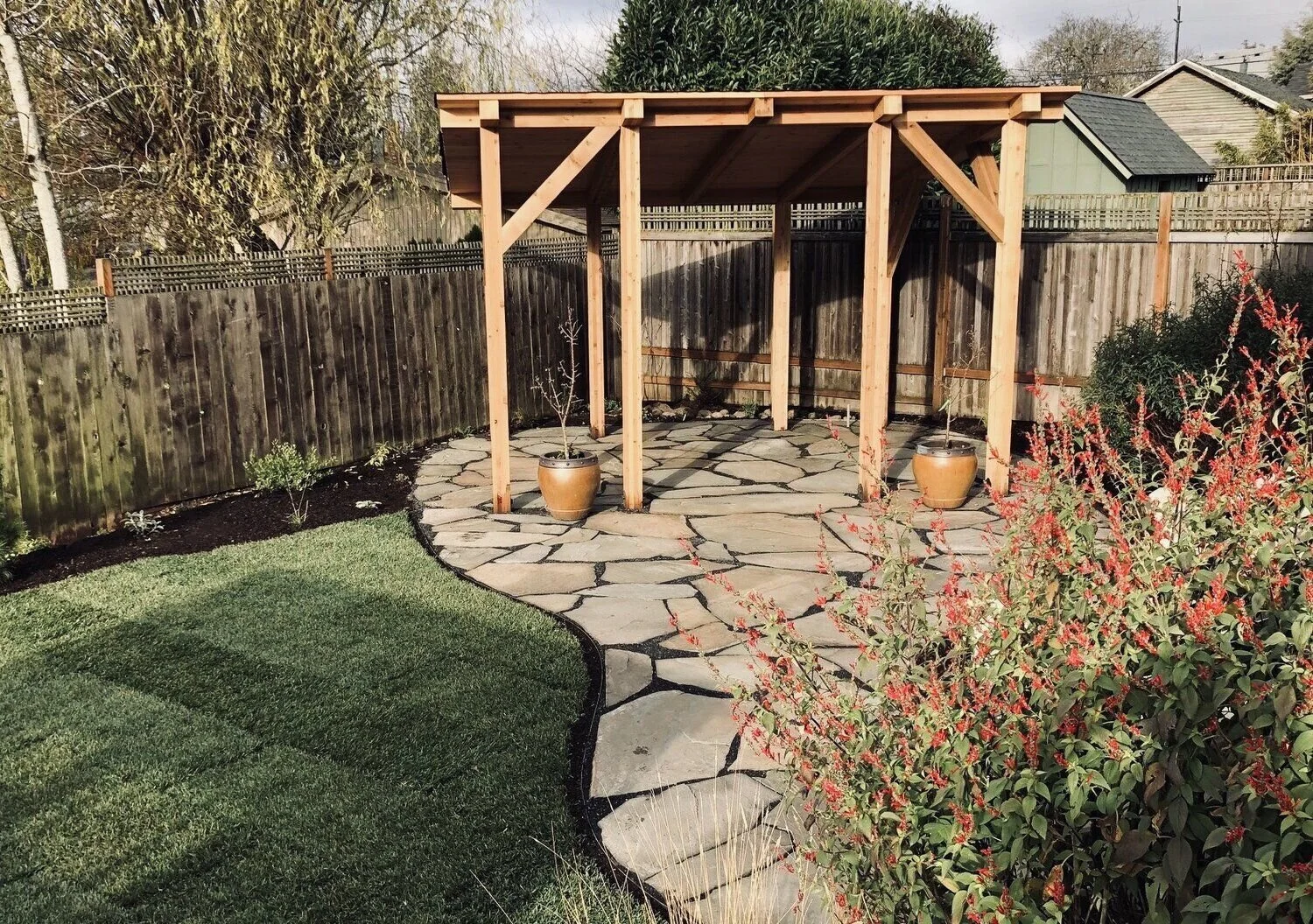 curvy_flagstone_patio_pergola.jpeg