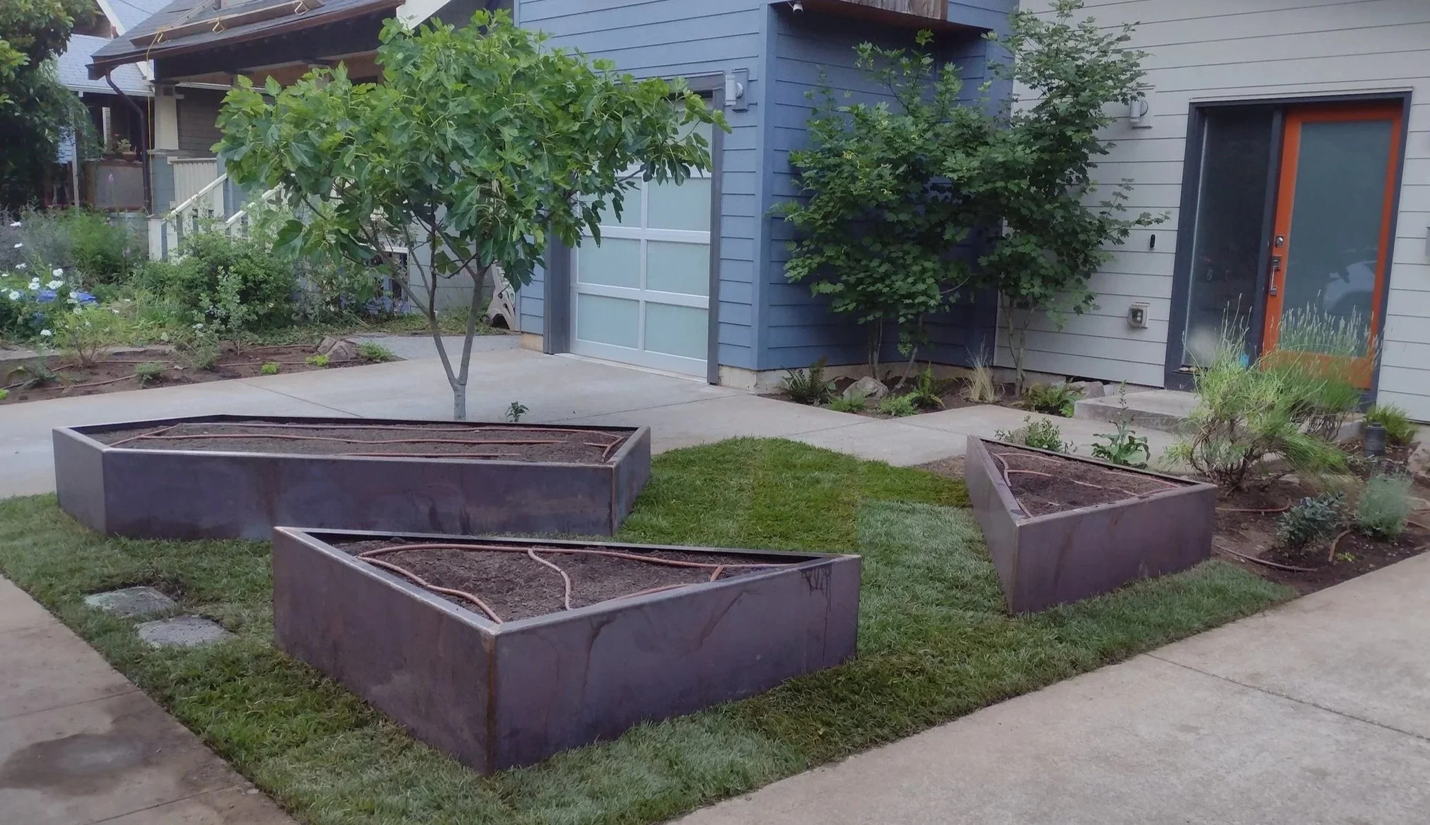Raised_steel_garden_beds.jpg
