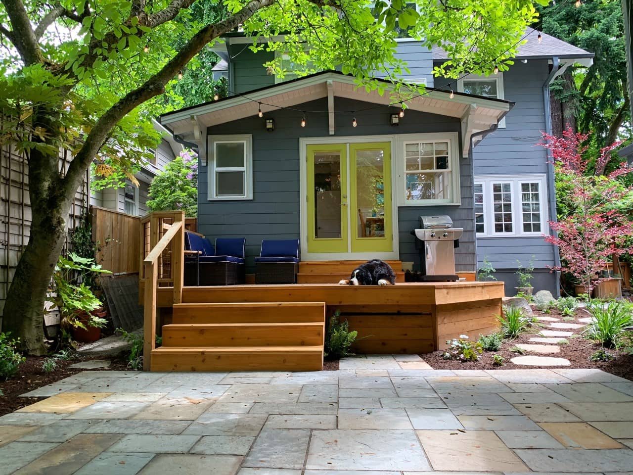 Dimensional bluestone paver patio