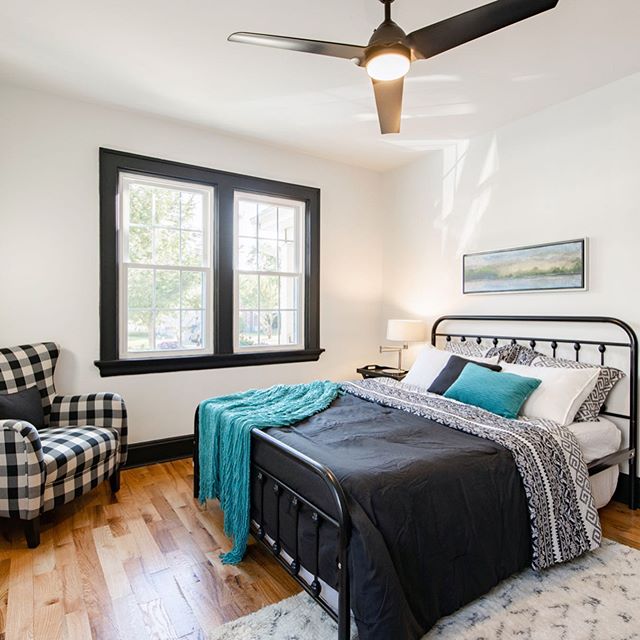 😕PAINT🤗That&rsquo;s what really transformed this bedroom. We took the white paint on the window trim and the black paint on the wall and flipped &lsquo;em. New floors, some furniture and✨✨Time for a nap🙌🏼
.
Home renovations are better with friend