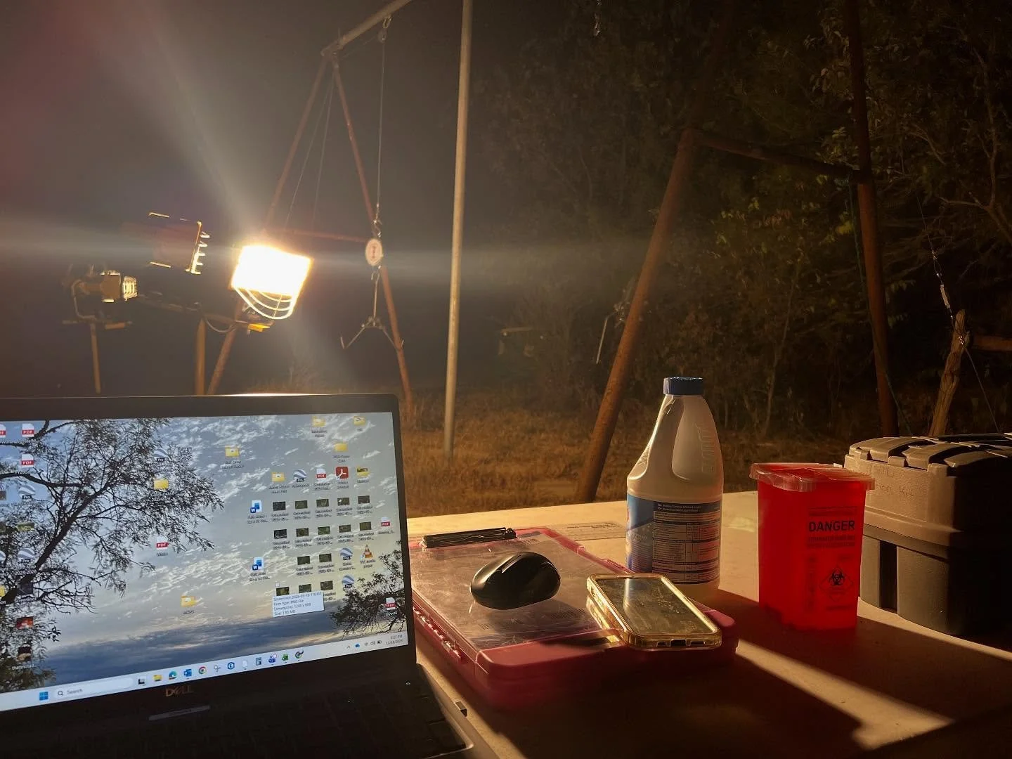 Last minute bucks are good for the hunters but I&rsquo;m ready for a snack and bed. 😂😭 #hunting #sampling #getthatdatagirl #evenifyouresleepy