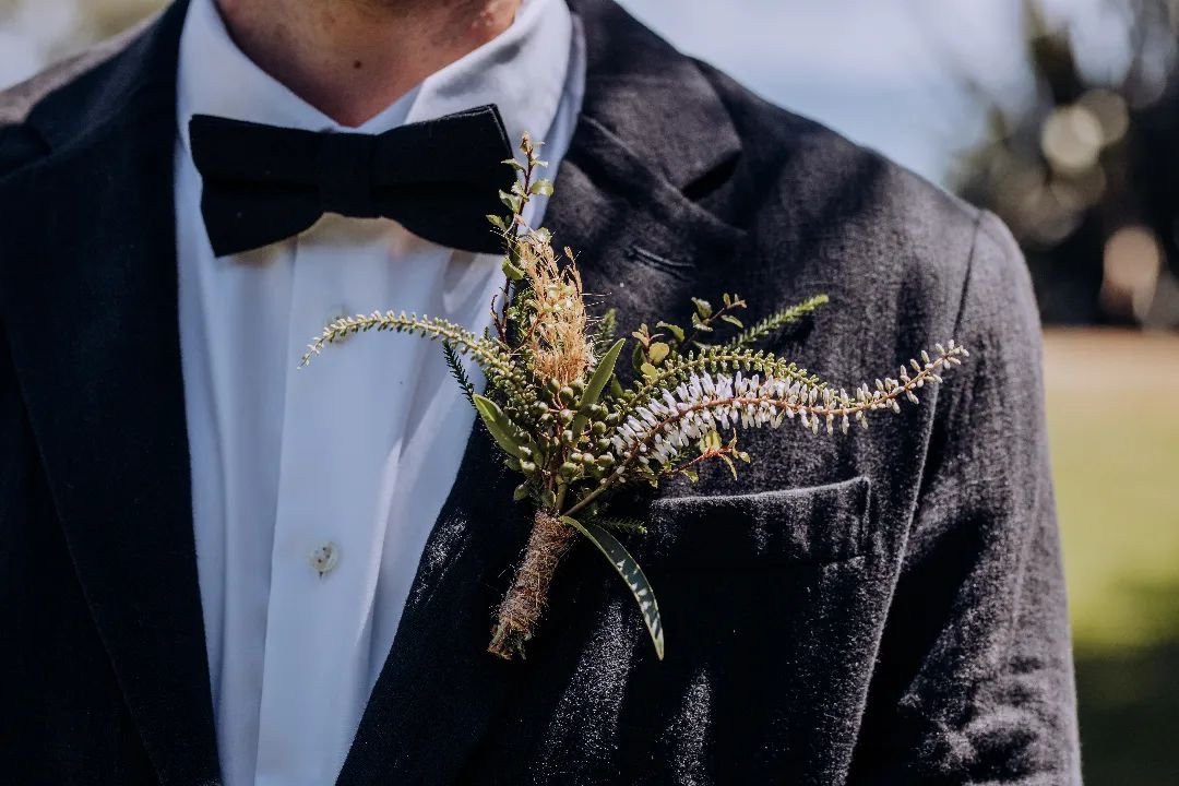 Boutonnieres / buttonholes: mini bouquets for wearers of jackets and shirts. Featuring here Toby's special piece created as a miniature version of Josie's bridal bouquet.🤵🏻🌾 

#nativebuttonhole