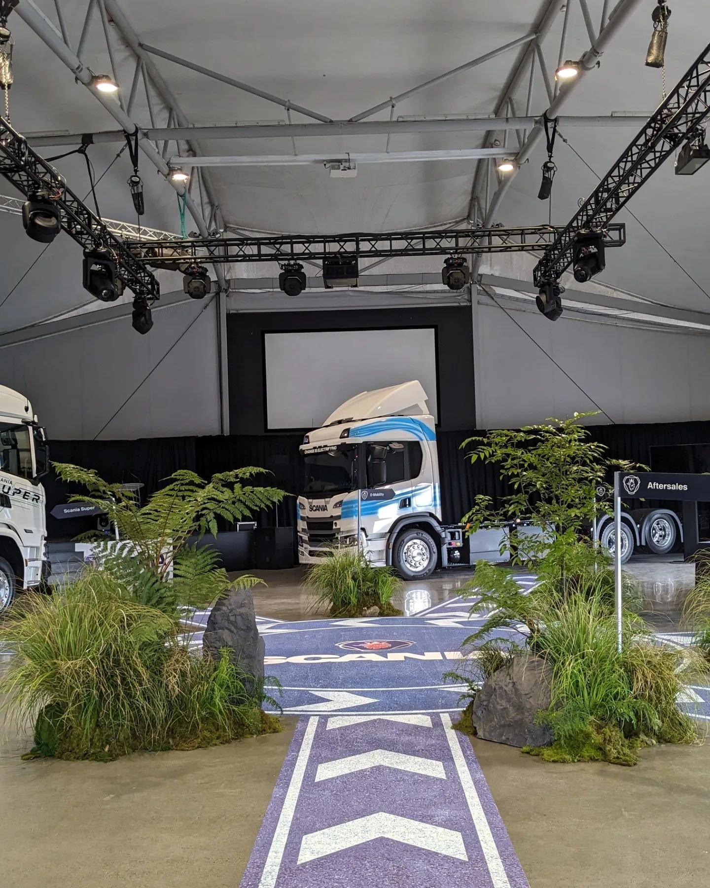 🗻 Infusing some Scandinavian vibes with mossy rocks, grasses and ground ferns for @scanianz new electric truck launch 🚛

#productlaunch