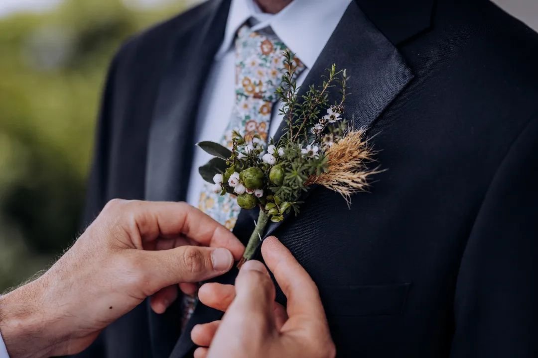Adding native berries to the groom's buttonhole for a uniquely special touch. They say it's all in the details. 🫒 

#weddingsnz #nativeflorals #buttonholes
