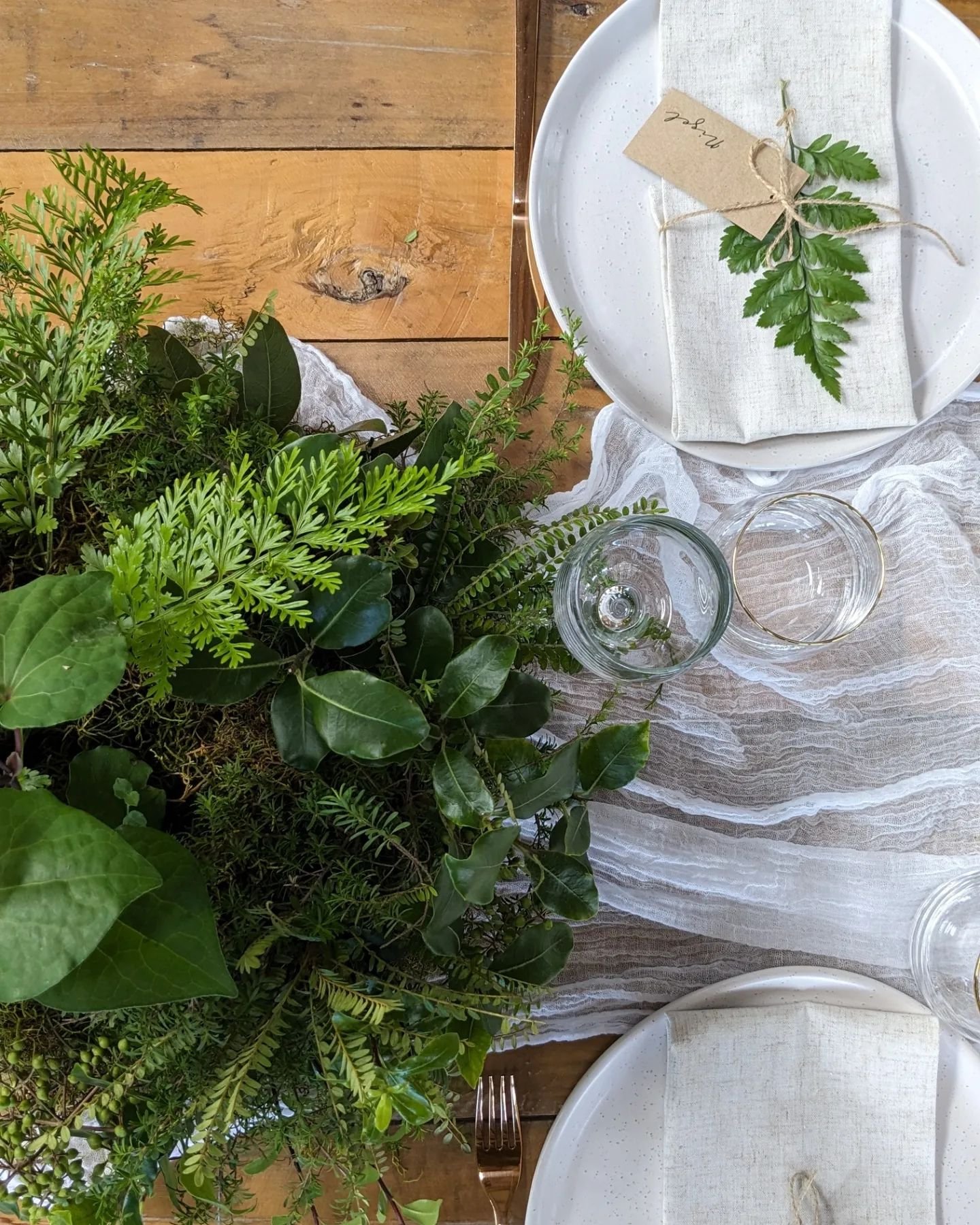 The natural beauty of light wood, white linens and lush greenery. What vibe are you channeling for your wedding tablescape? 🤍🍃

#bopweddings #weddingstylingnz #botanicaldecornz