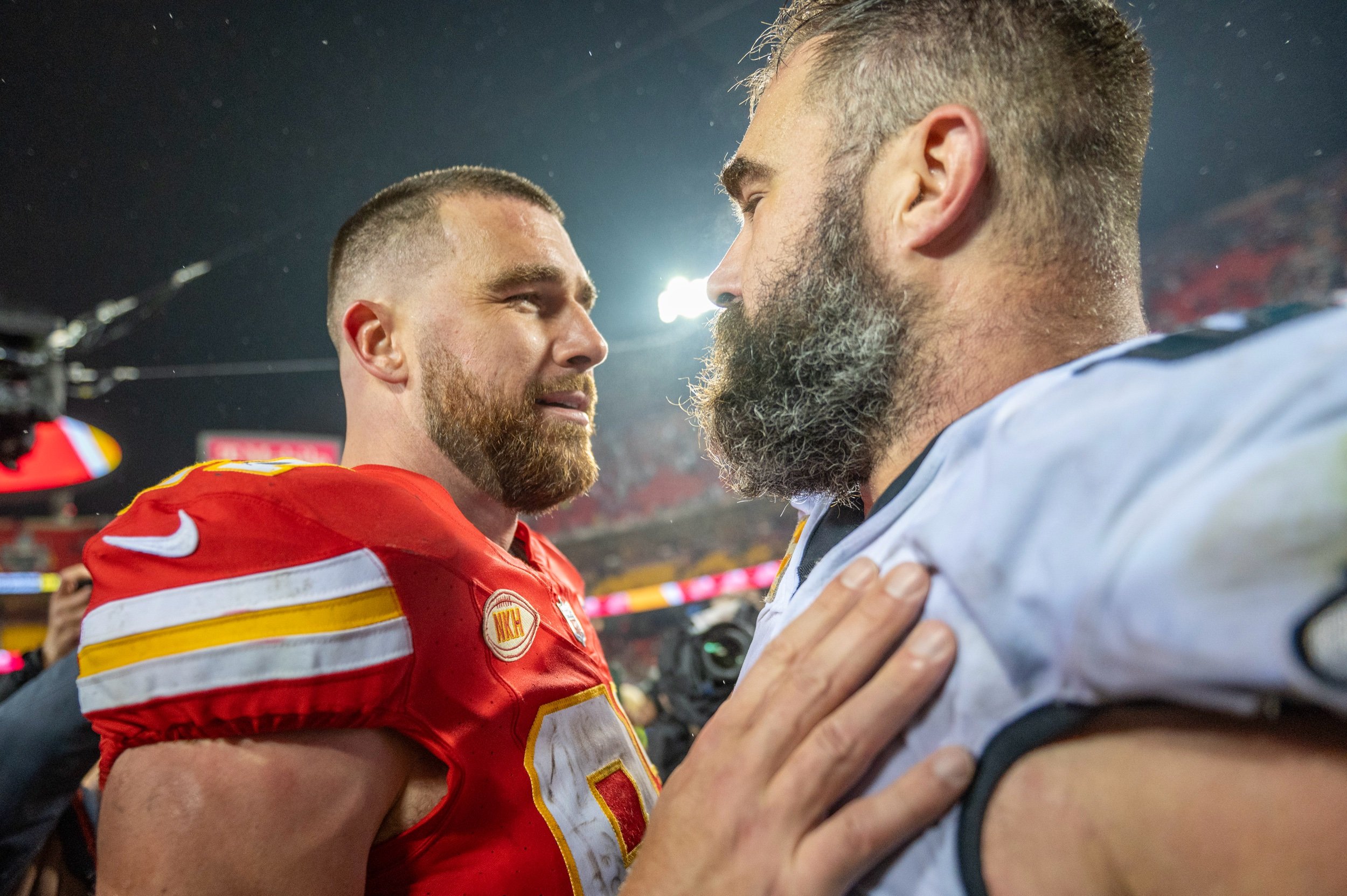  Kansas City Chiefs tight end Travis Kelce (87) and bother Philadelphia Eagles center Jason Kelce (62) meet on the field after the Philadelphia Eagles defeated the Chiefs 21-17 in an NFL football game at GEHA Field at Arrowhead Stadium on Monday, Nov