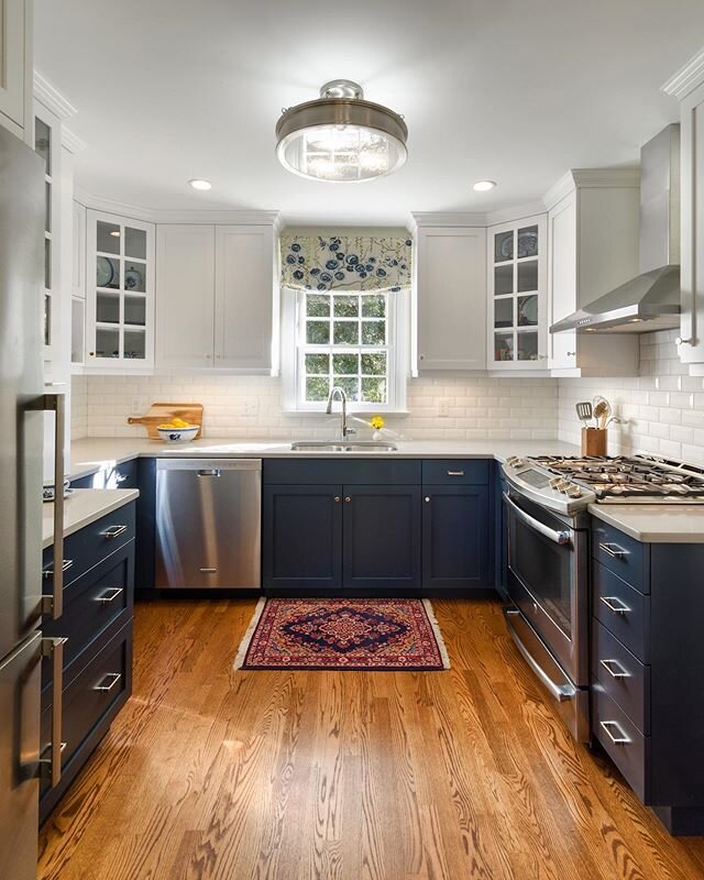 We partnered with @hainesconstruction in this stunning #kitchenreno ⁣
⁣
We installed @tenoaksflooring six side seal red oak flooring; with @duraseal custom-matched stain; with @poloplaz primero finish to achieve this perfect match.⁣
⁣
We love working