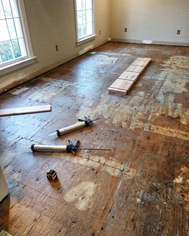 Starting off a new year with totally new floors! #transformationtuesday ⠀
After the old hardwood floor was removed, we prepped the sub floor with @lobawakolusa moisture barrier. ⠀
⠀
Next, we&rsquo;re checking moisture levels of the new hardwood. Once