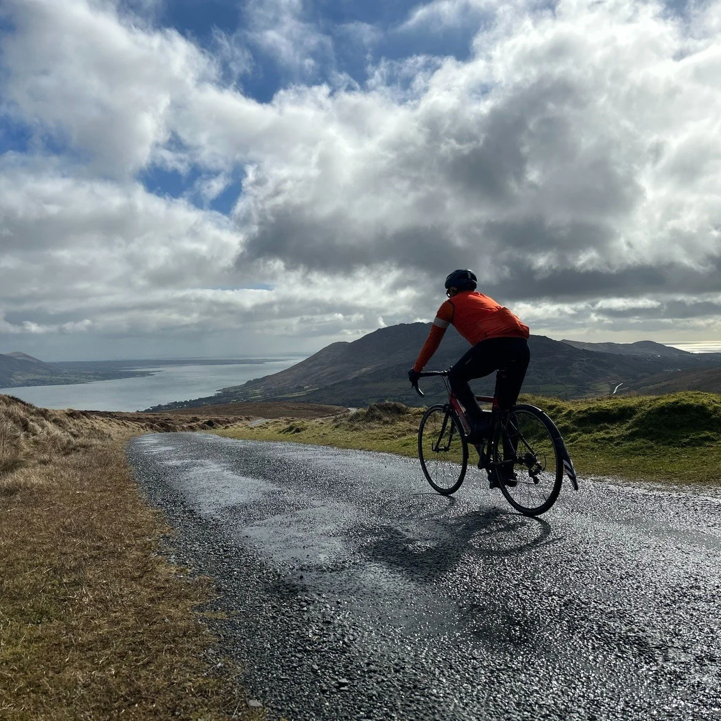 Where are you riding this weekend? 

The forecast is dry, but no doubt the roads will still be damp, but who cares! 
Get out and ride!!! 

I'll be trying out my new @galibiervelo Route Jacket! 

#supportlocal 
#wintermilessummersmiles 
#lifebehindbar